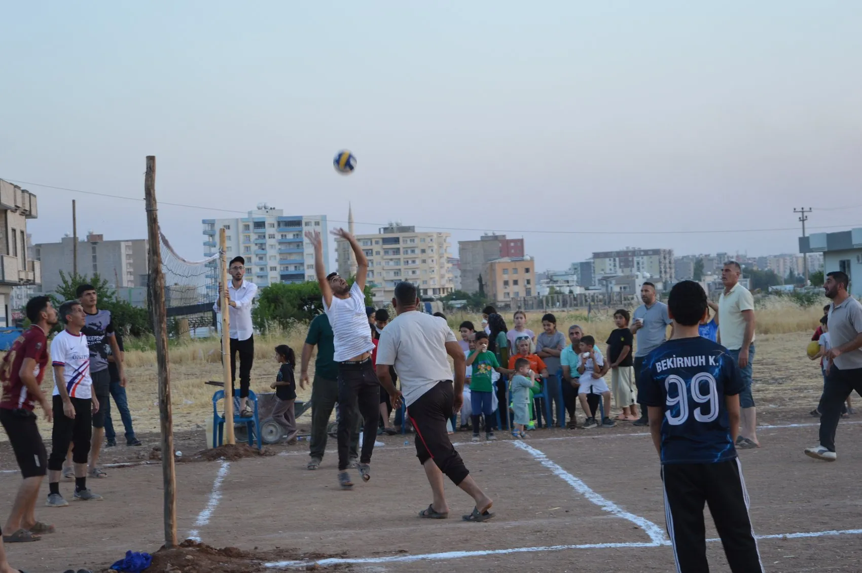 Mardinli köylülerin voleybol aşkı yetkilileri harekete geçirdi