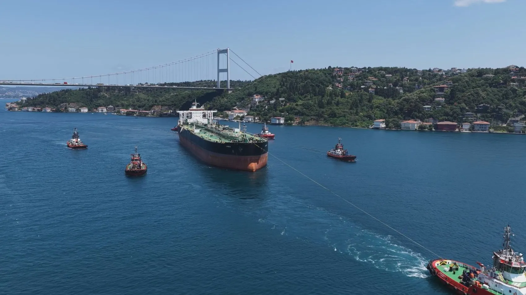 Dron saldırısında hasar alan dev petrol tankeri İstanbul Boğazı'nda