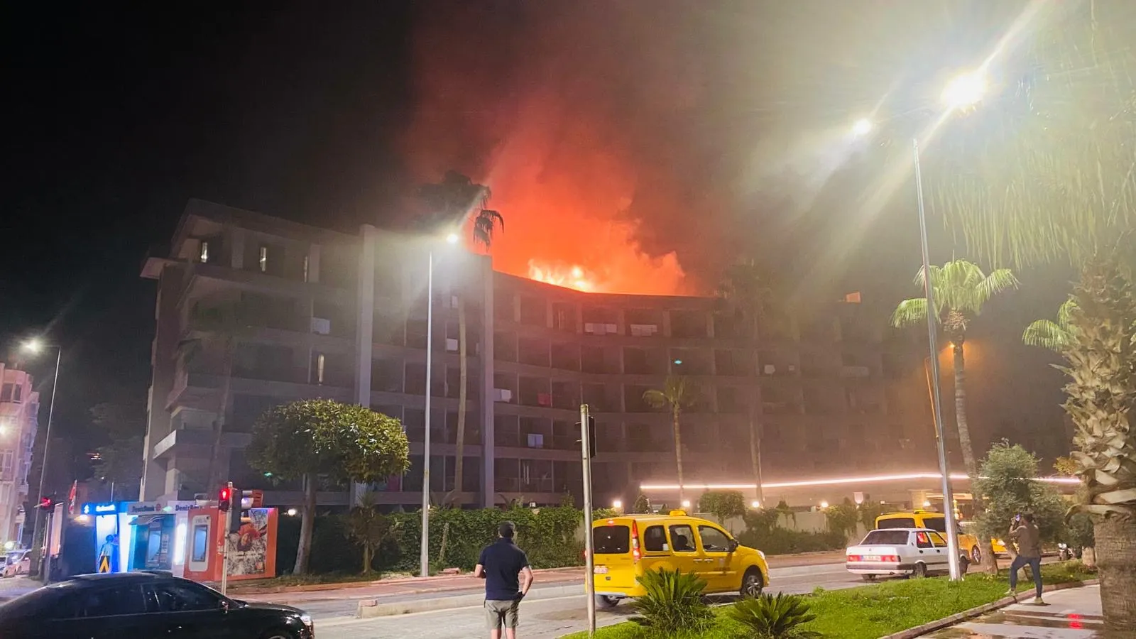 Alanya'da gece vakti otel çatısı alevlere teslim oldu