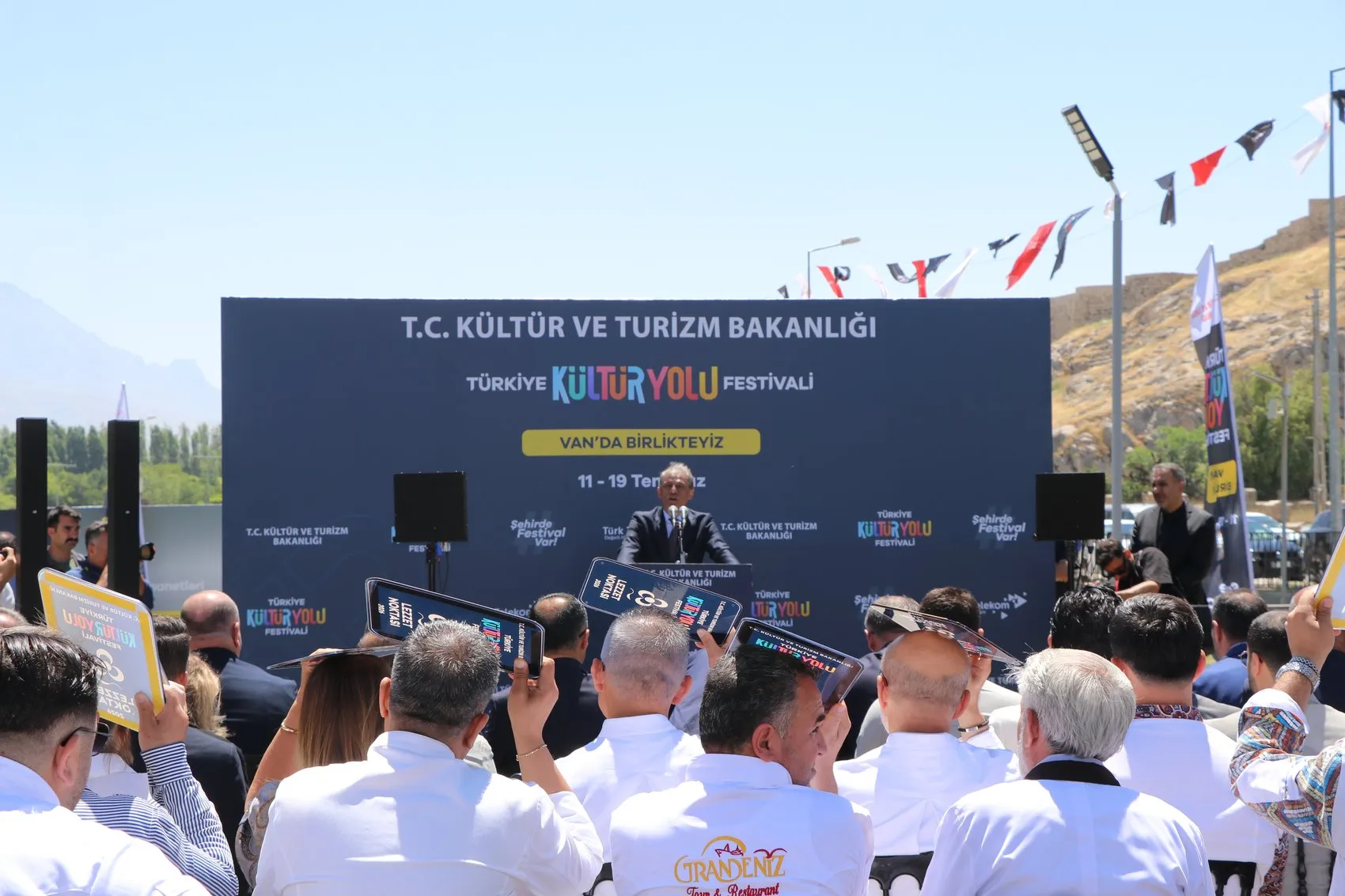 Van’da Dokuz Günlük Kültür ve Sanat Şöleni Başladı