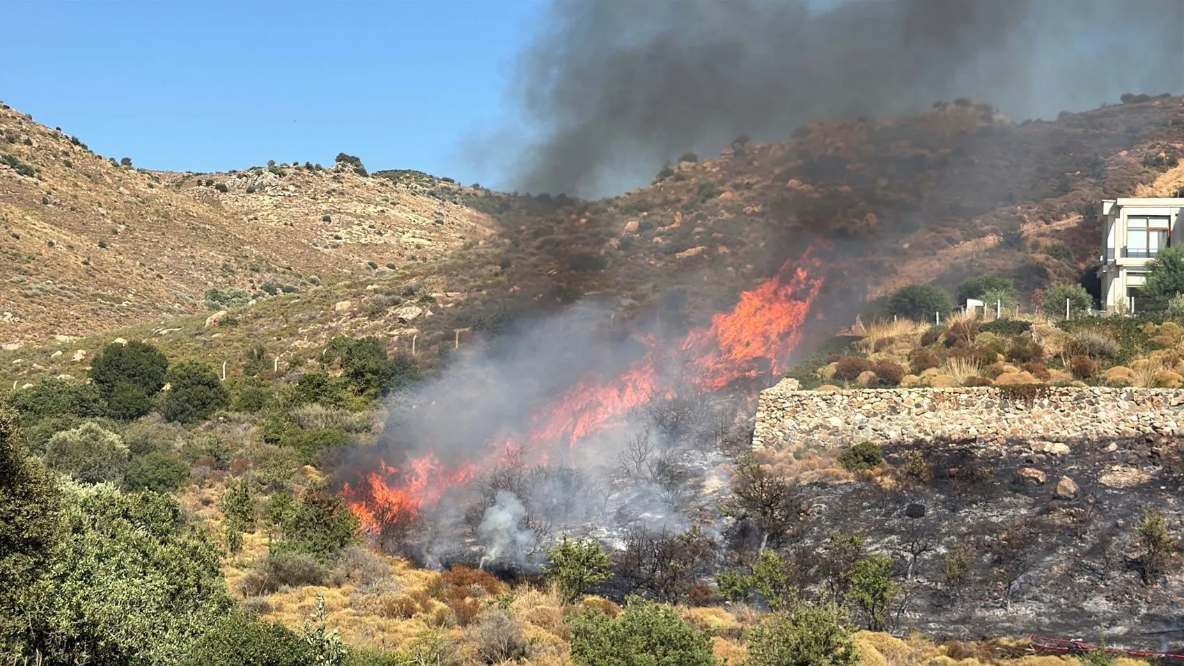 Bodrum’da makilik alanda yükselen alevlere havadan ve karadan müdahale sürüyor