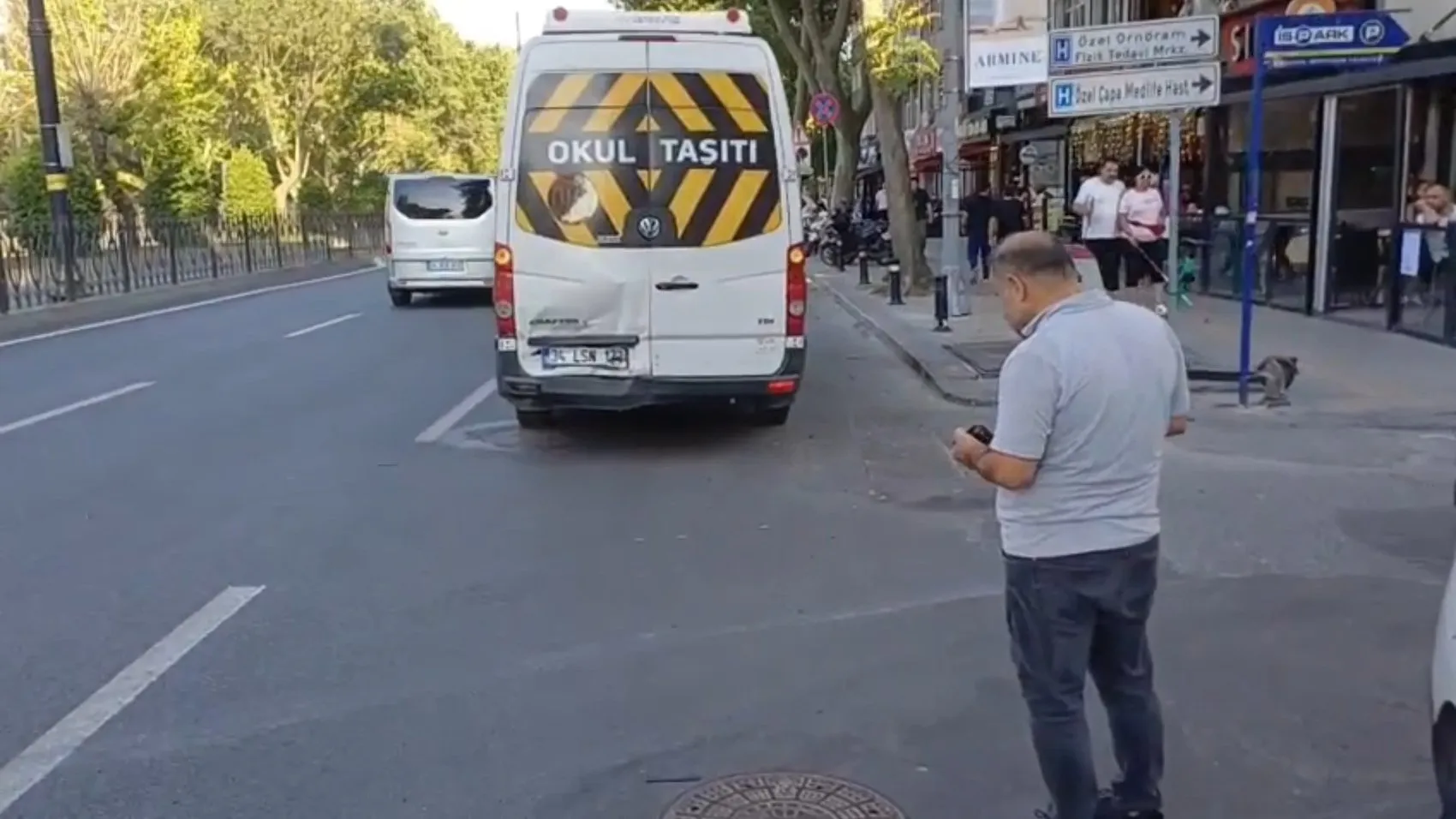 Fatih’te çarptığı minibüsü bırakıp kaçtı