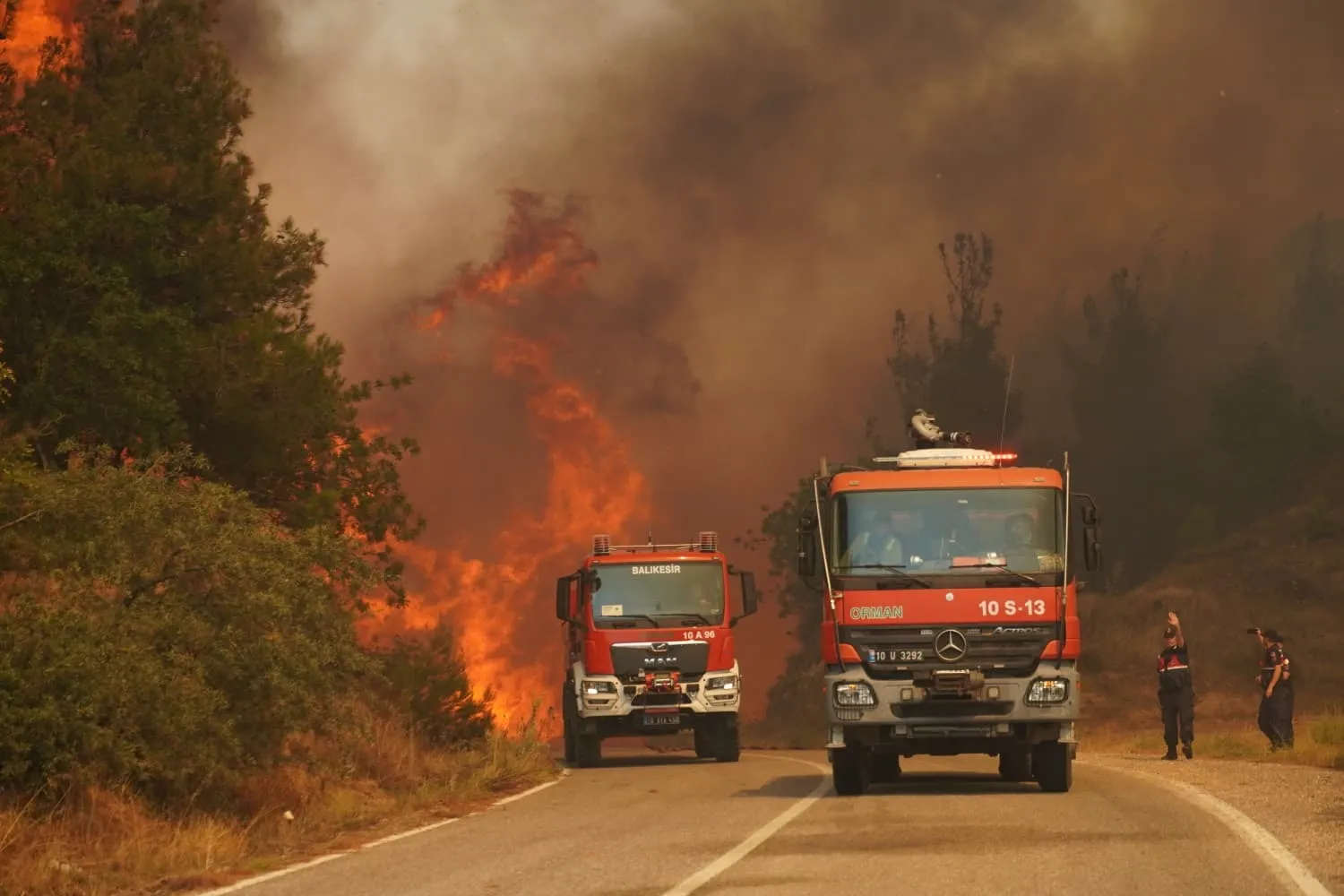Susurluk’ta tarım arazisinde başlayan yangın ormana sıçradı