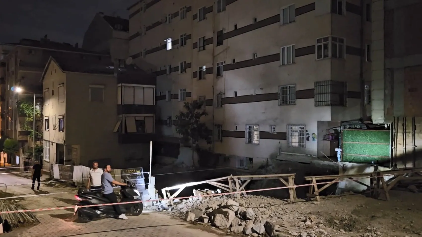 Bahçelievler'de inşaat paniği Apartman tahliye edildi