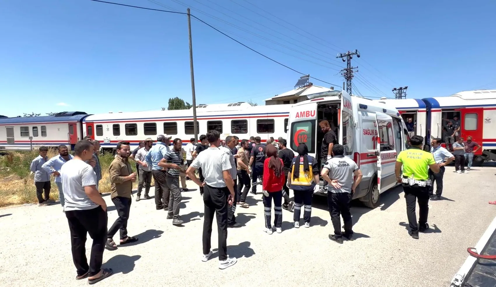 Muş'ta hemzemin geçit faciası Tren otomobile çarptı