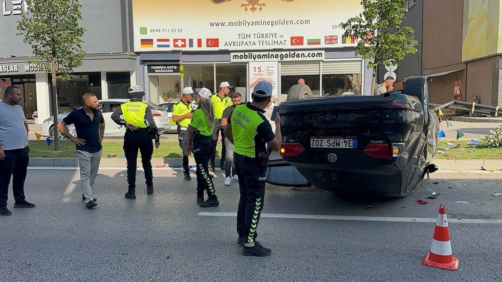 İnegöl'de kontrolden çıkan otomobil takla attı