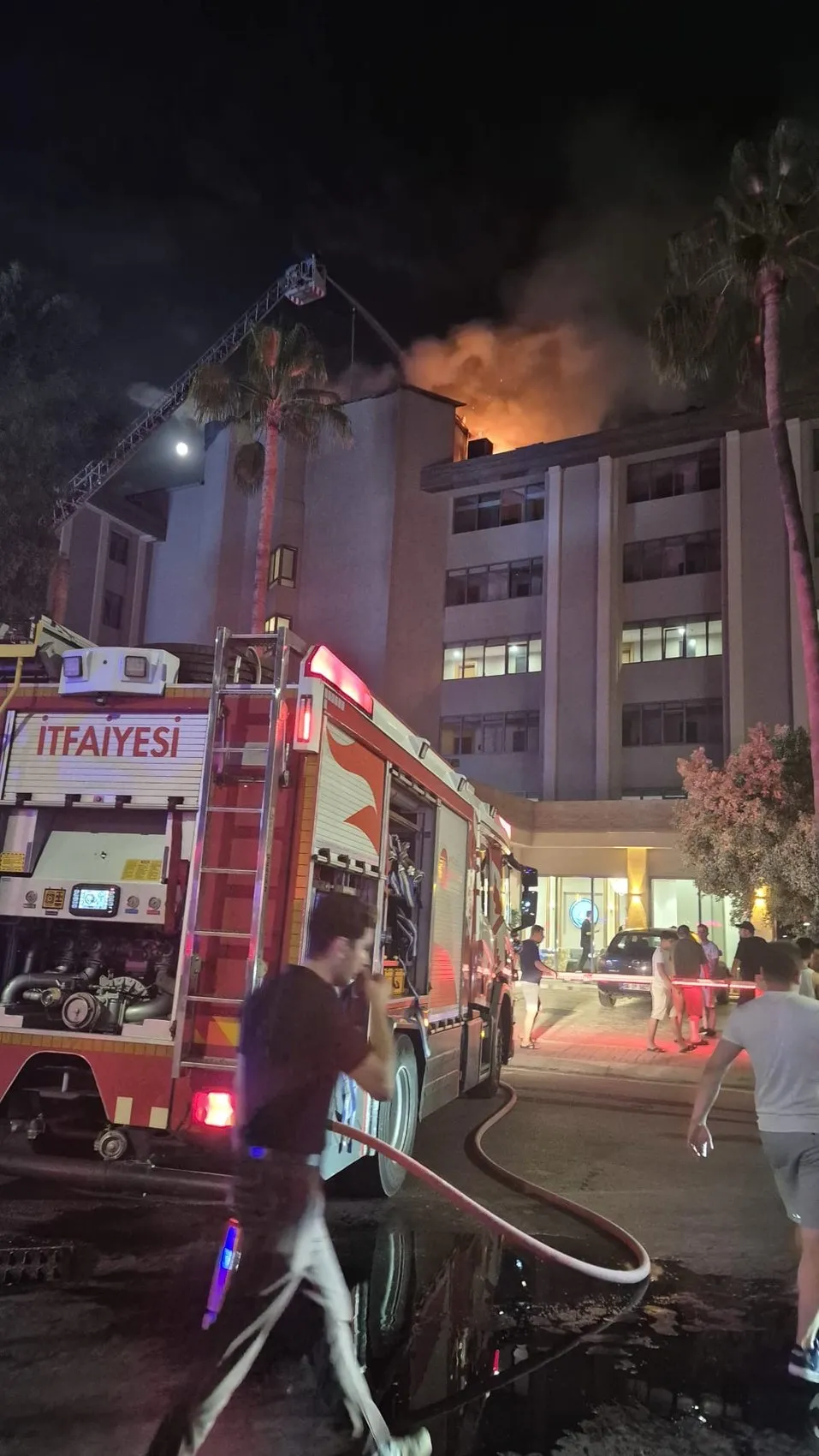 Alanya'da gece vakti otel çatısı alevlere teslim oldu