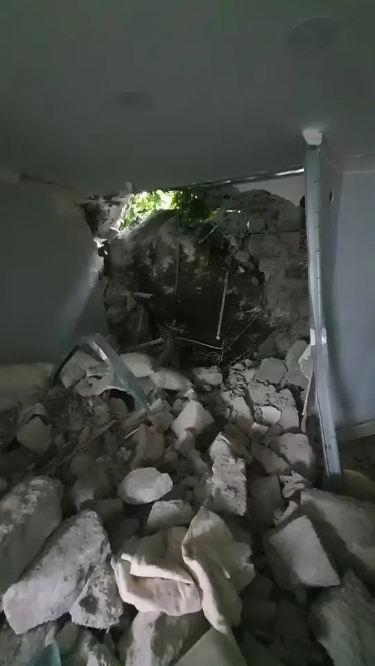 Giresun'da dev kaya parçası evin üzerine düştü