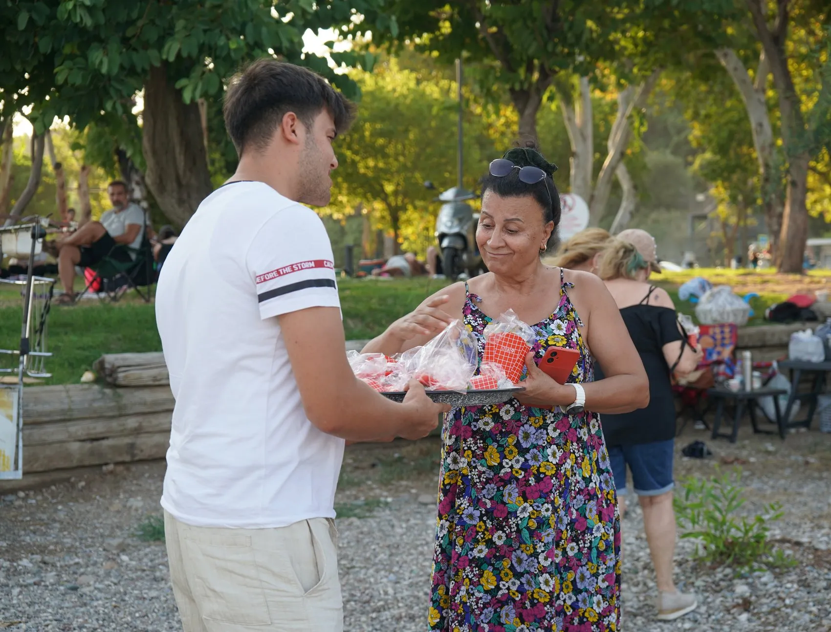 Antalya plajlarında ücretsiz karpuz sandviç dönemi