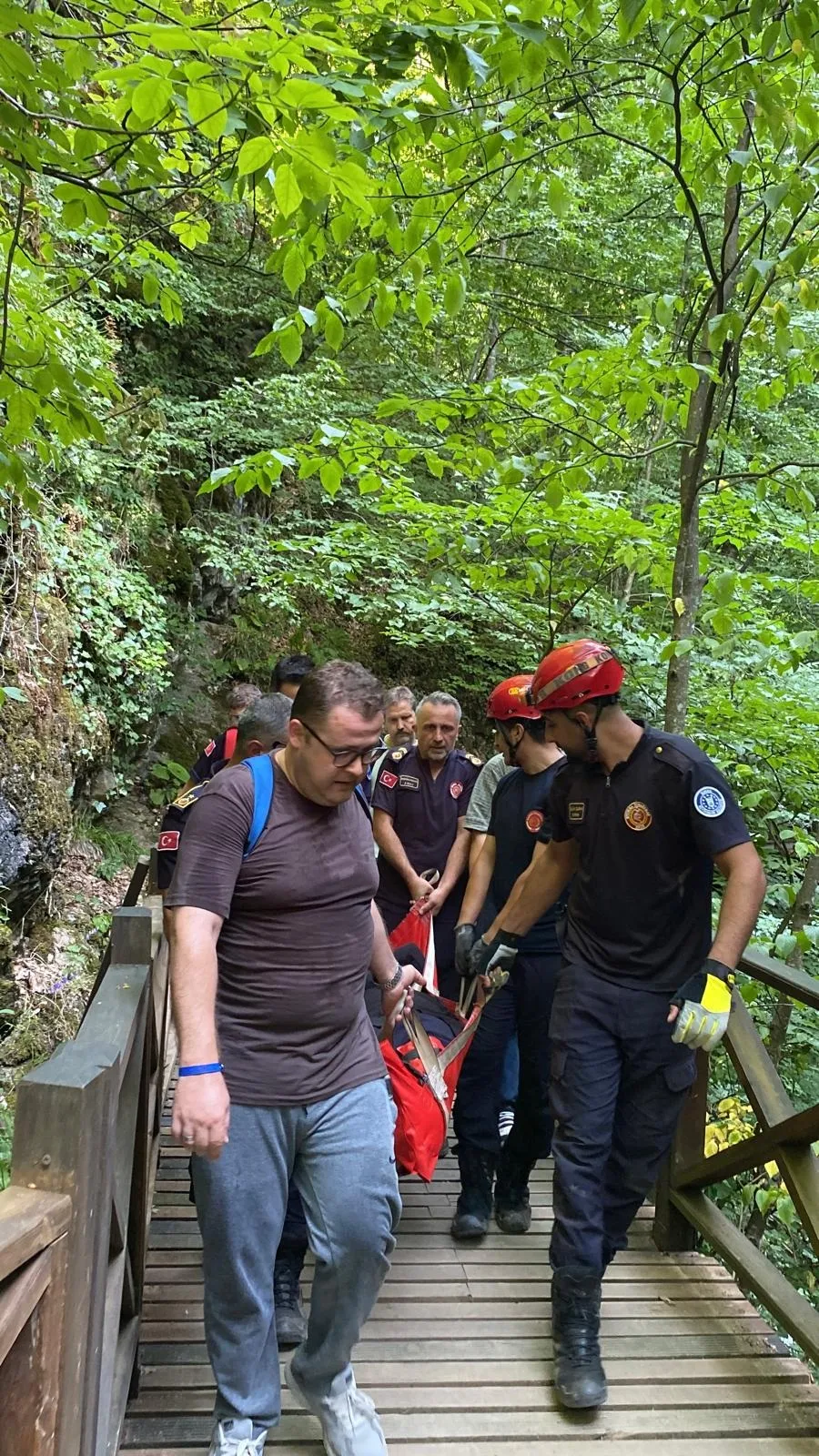 Oylat Şelalesi'nde kaza 3 metre yükseklikten düştü