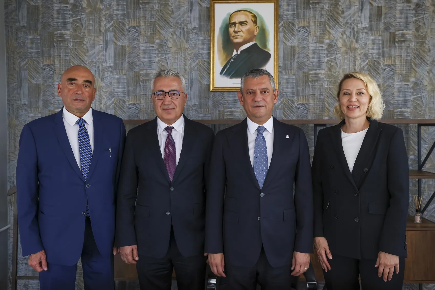 Özgür Özel yönetimindeki Yeni Parti disiplin mekanizmasını kurdu