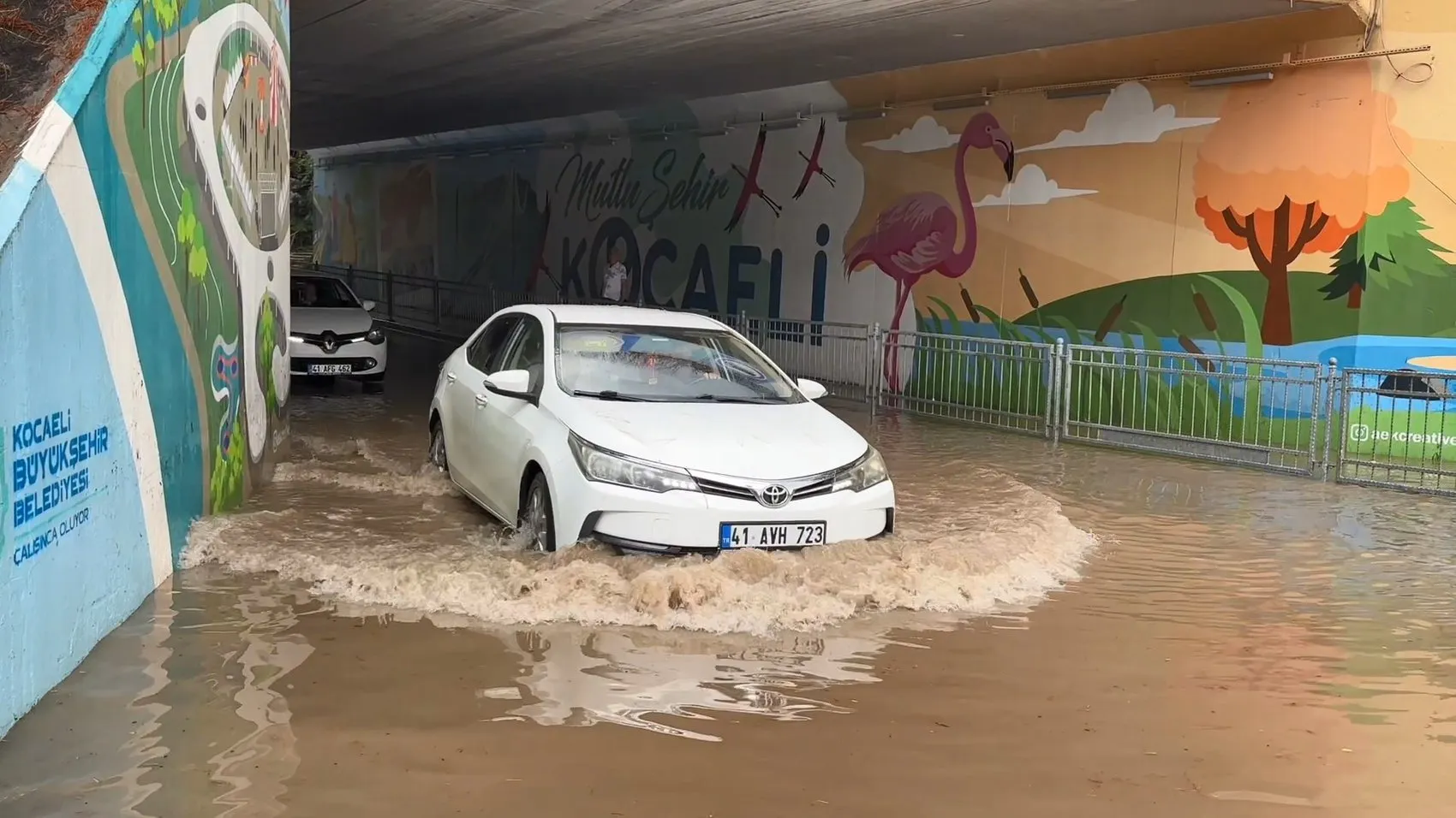 İzmit'te sağanak yağış trafiği kilitledi