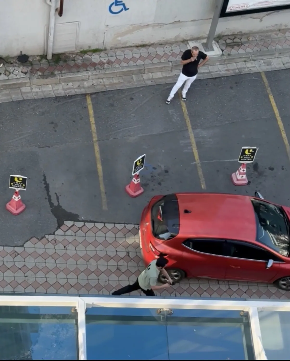 Kağıthane'de otopark kavgası Sürücü aracını valenin üzerine sürdü