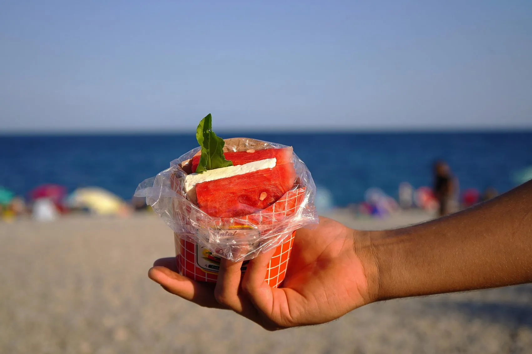 Antalya plajlarında ücretsiz karpuz sandviç dönemi