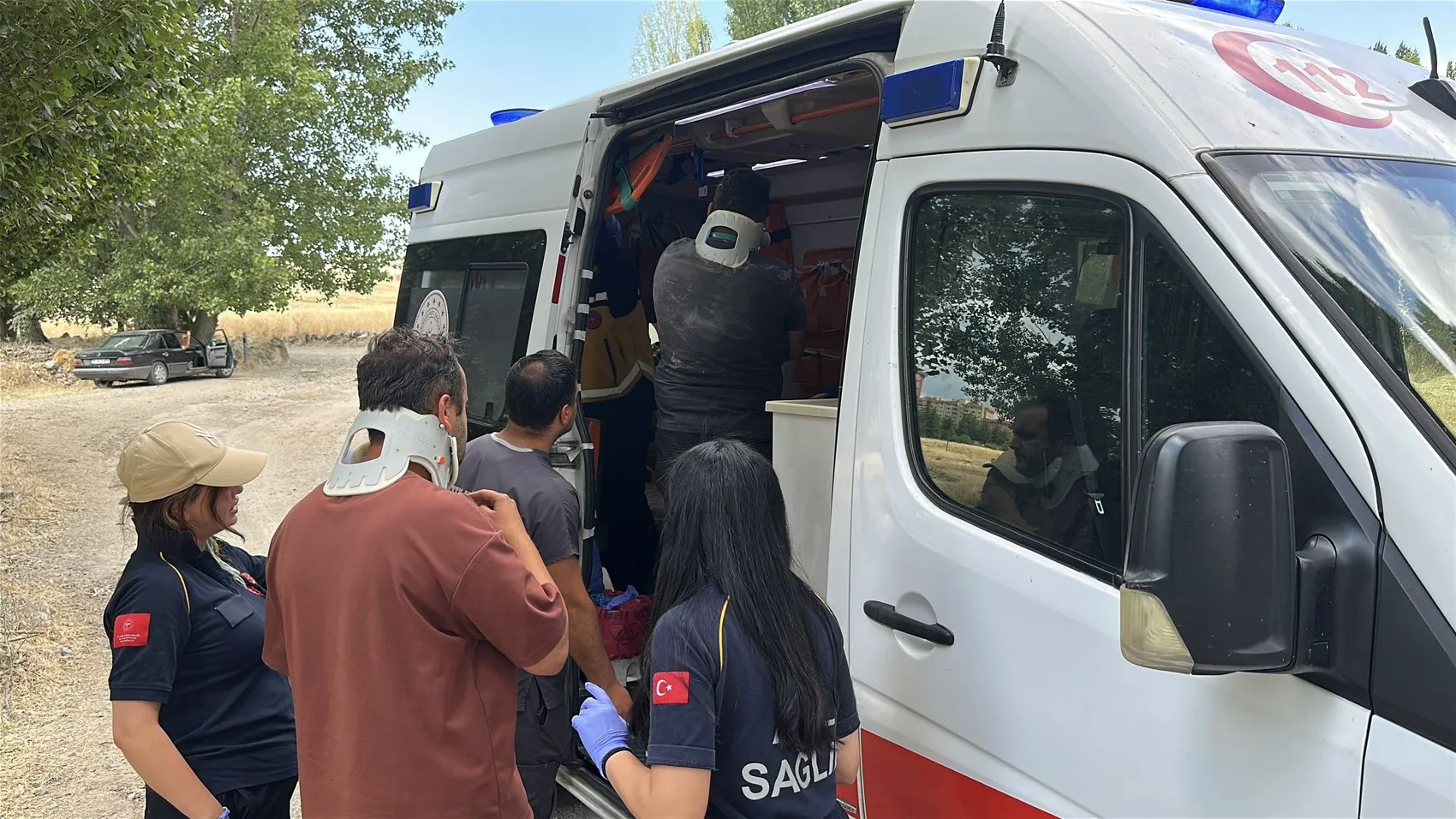 Kütahya’da kavşakta çarpışan araç kanala uçtu