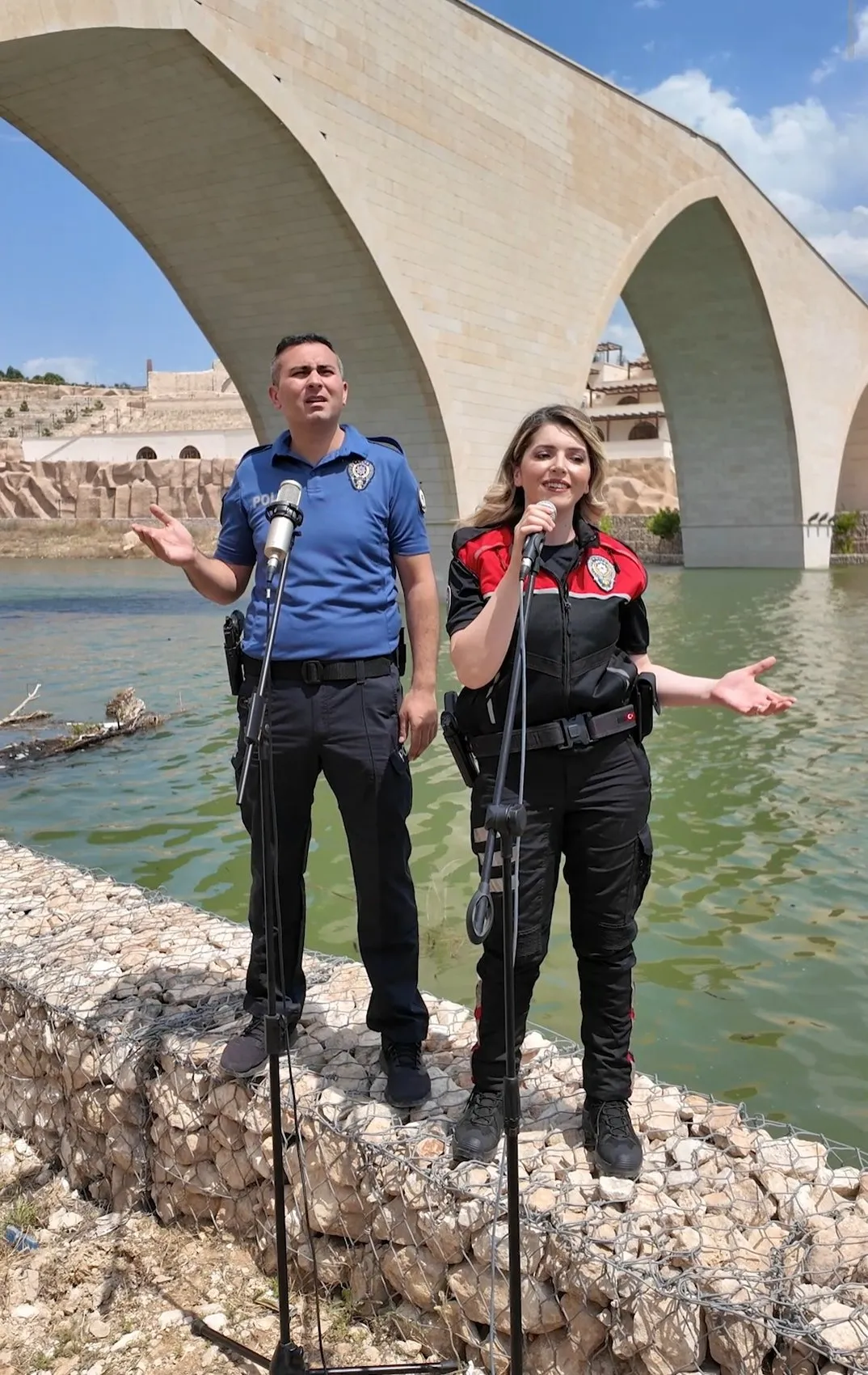 Polis ekipleri Hasankeyf’in tarihi atmosferinde türkü seslendirdi