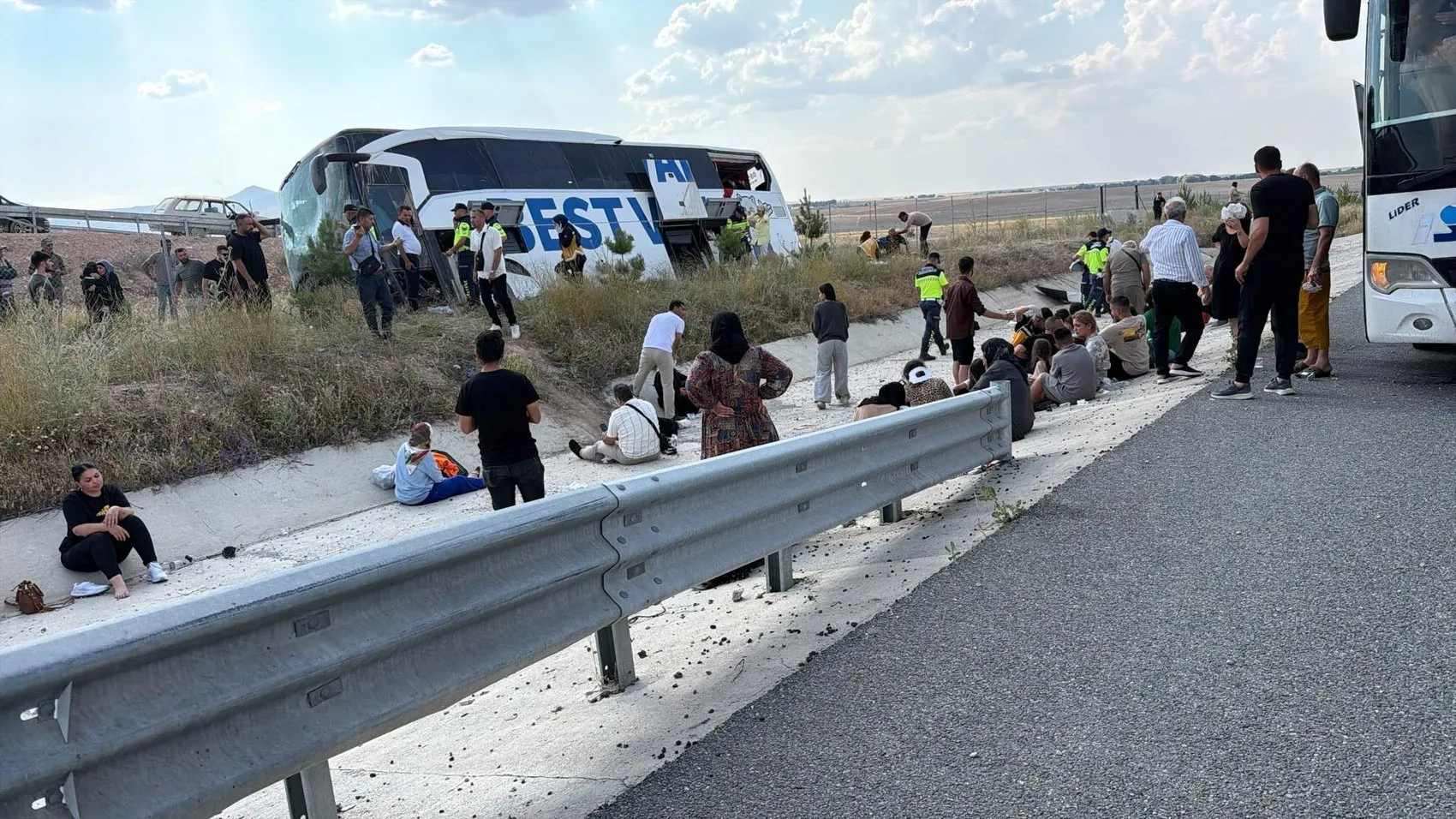Aksaray yolunda otobüs faciası 40 kişi yaralandı