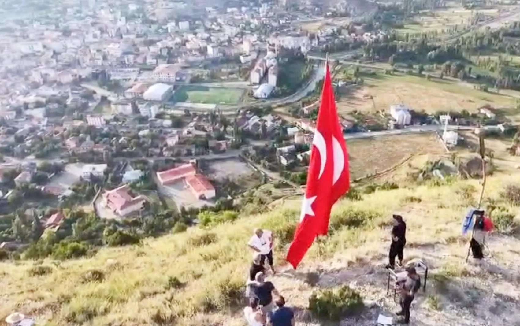 Oltu’da bir grup gönüllü Stare Dağı zirvesindeki bayrağı yeniledi