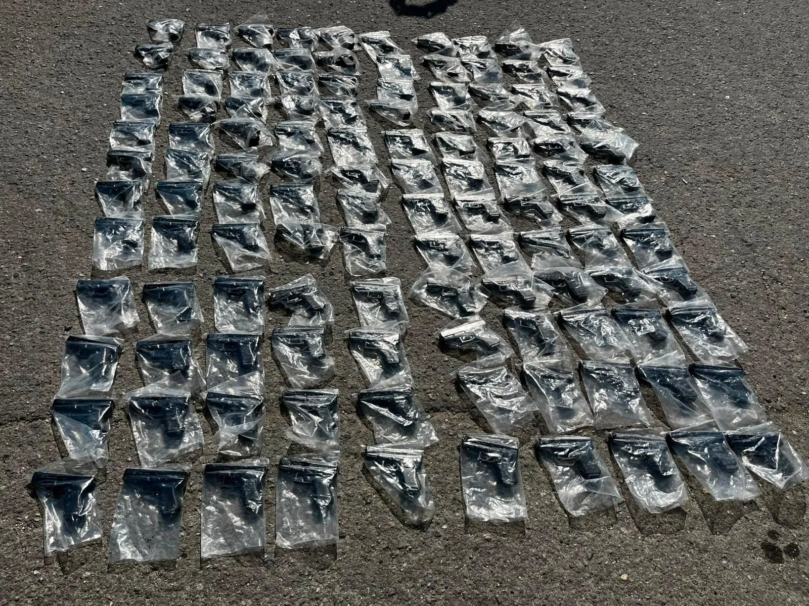 Tuzla’da durdurulan otobüsün içinden cephanelik çıktı