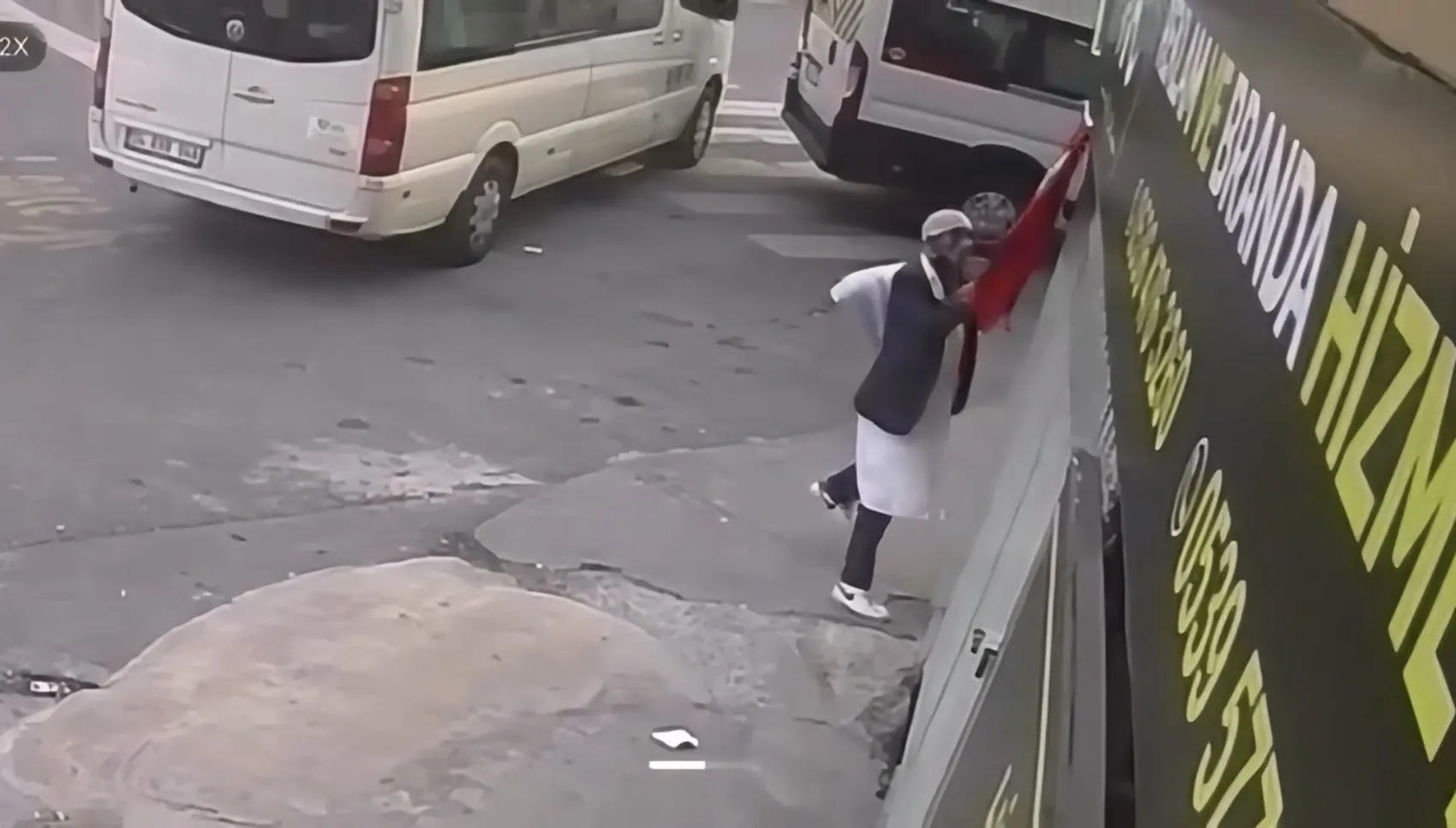 Kağıthane'de Türk bayrağını yere atan şüpheli gözaltına alındı