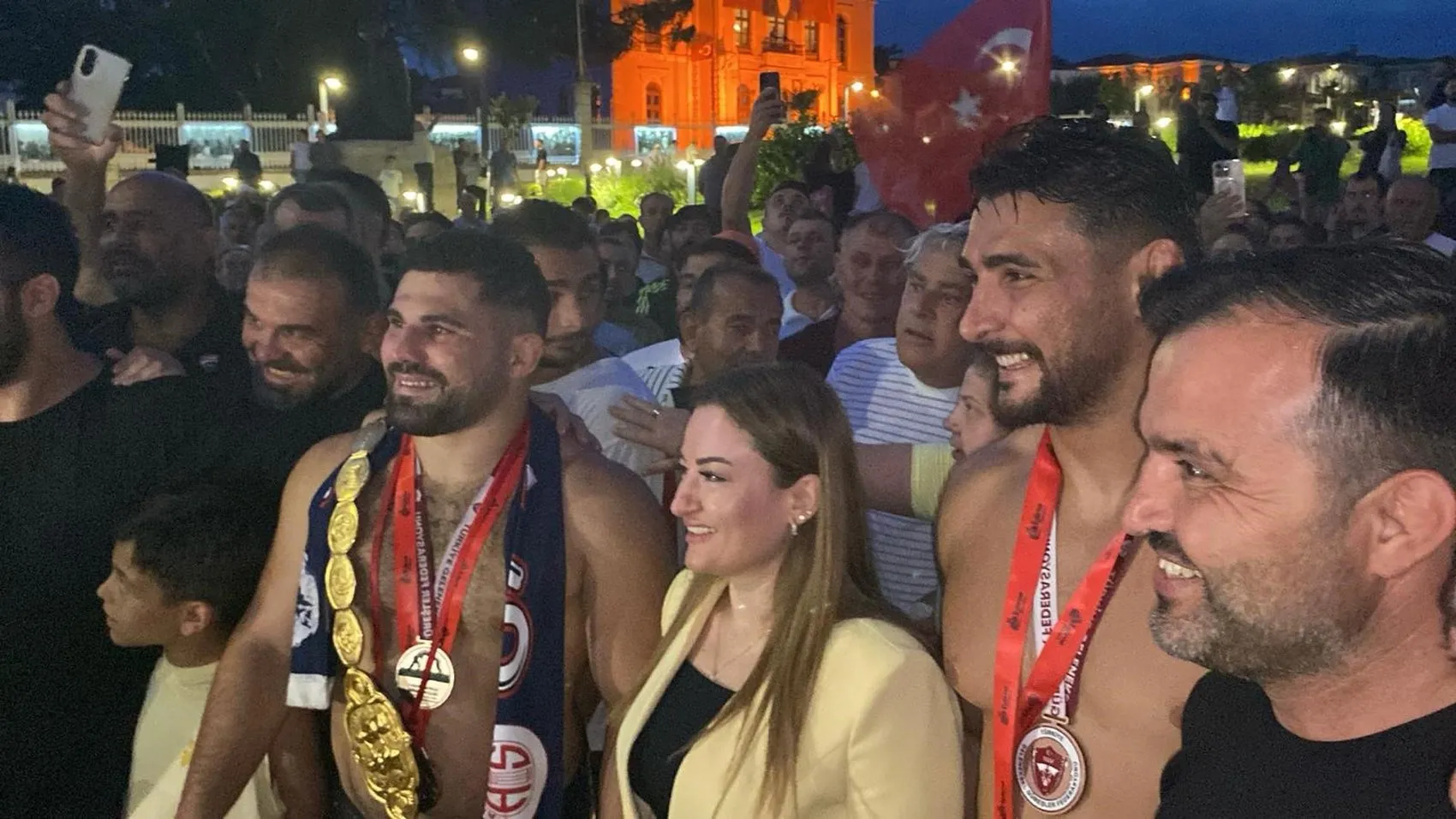 Erkan Taş altın kemerle hamam yolunda