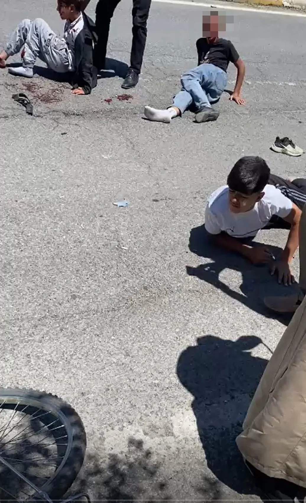 Ağrı Patnos’ta çocuklara çarpan vicdansız sürücü izini kaybettirdi