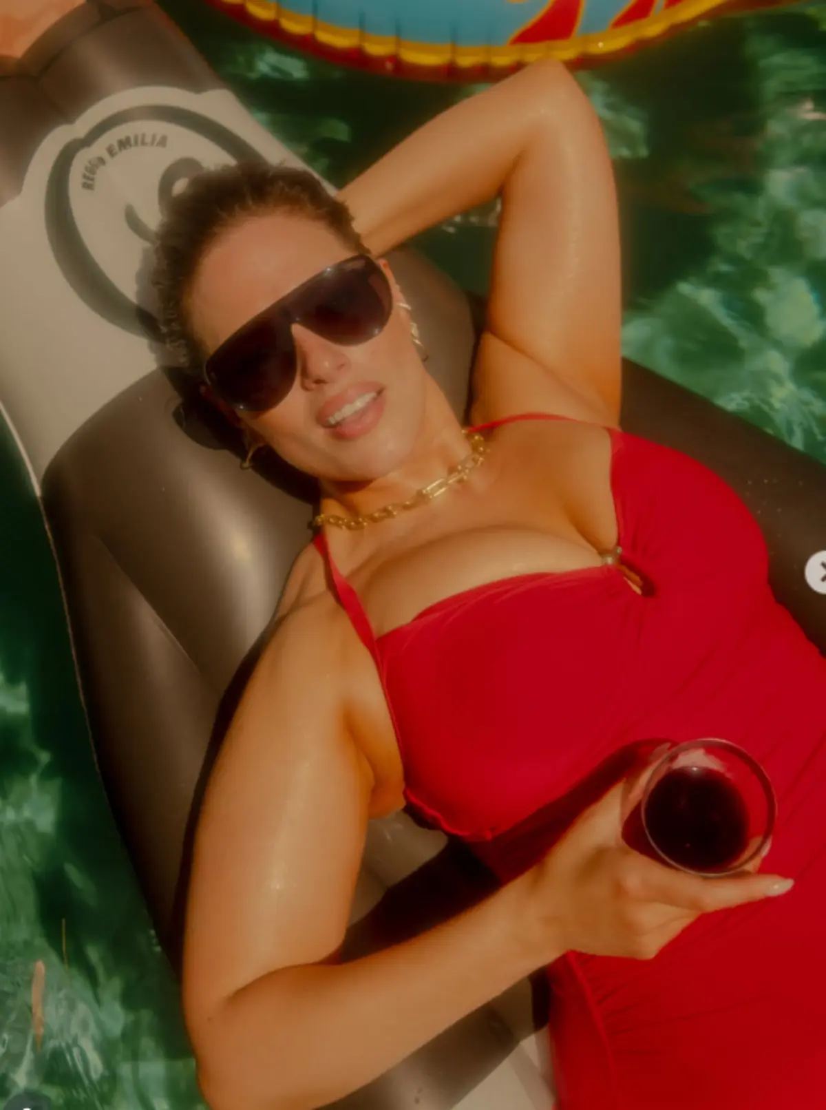 Ashley Graham havuz keyfi yaptı! Kırmızı mayosuyla fiziğini sergiledi 2