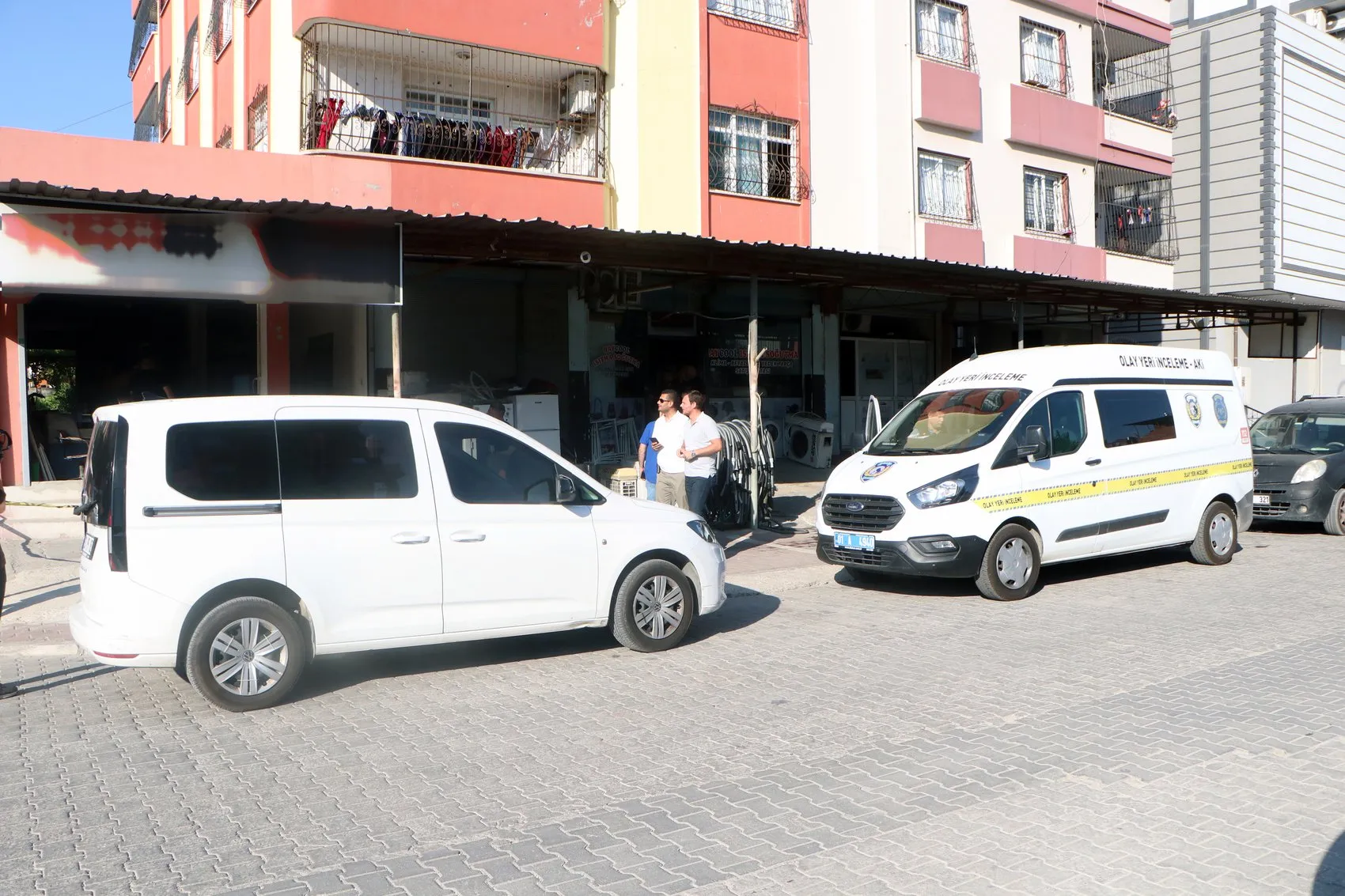 Adana'da motosikletli saldırganlar iş yerini kurşun yağmuruna tuttu