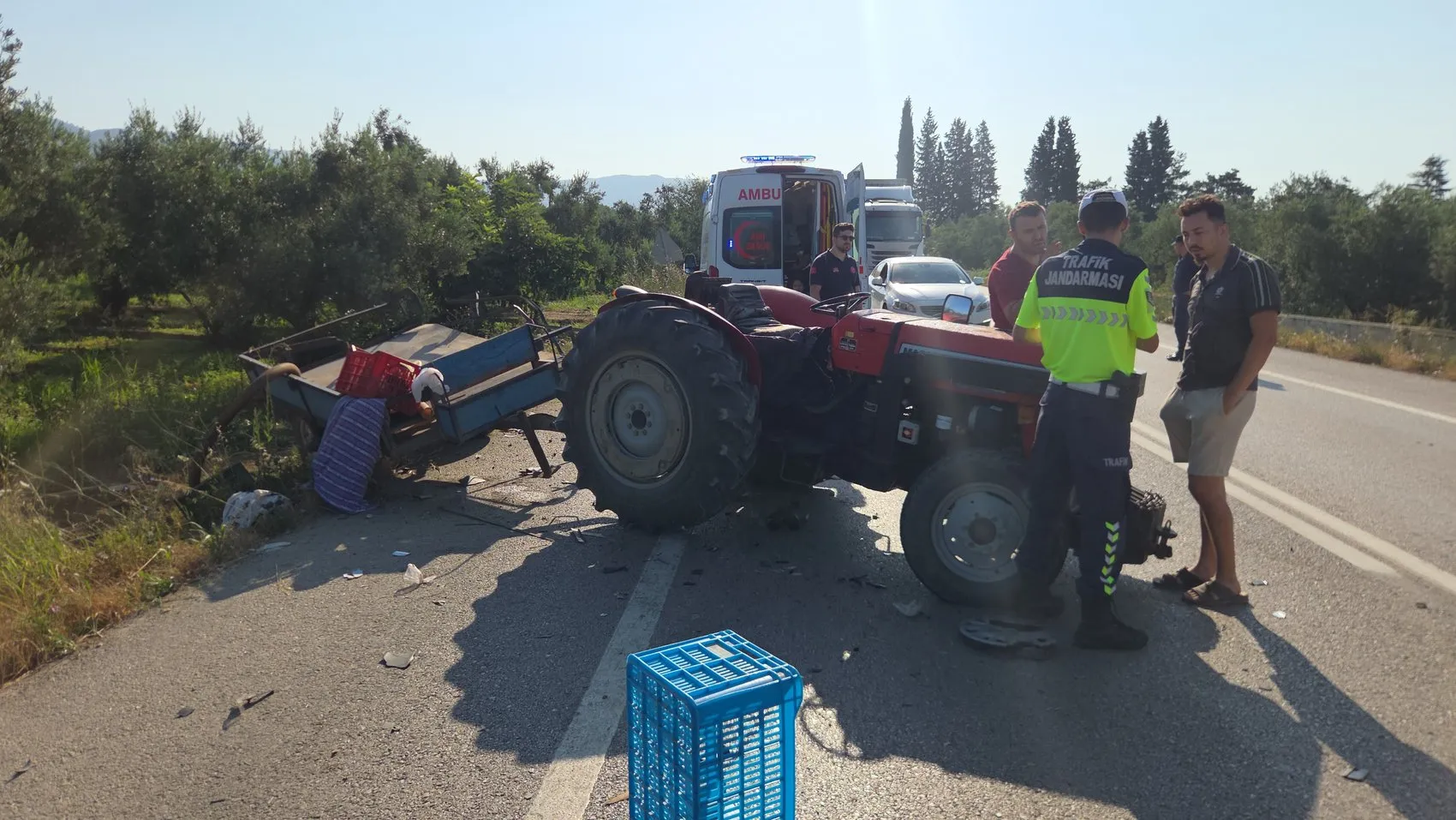 Orhangazi yolunda traktöre çarpan araç devrildi