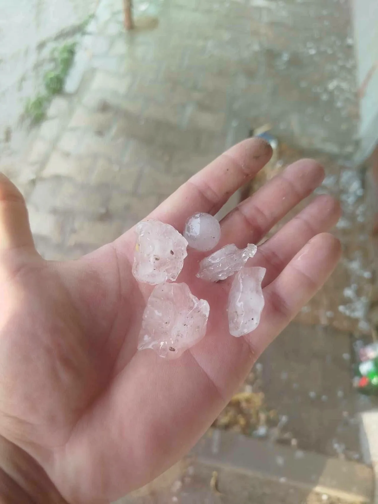 Edirne’de akşam saatlerinde aniden bastıran sağanak hayatı zorlaştırdı