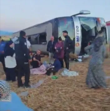 Amasya yolunda çift katlı otobüs devrildi