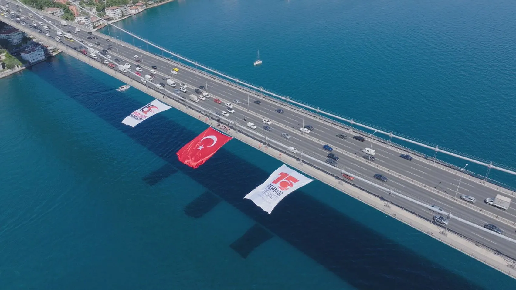 İstanbul’un üç köprüsü 15 Temmuz için Türk bayraklarıyla donatıldı