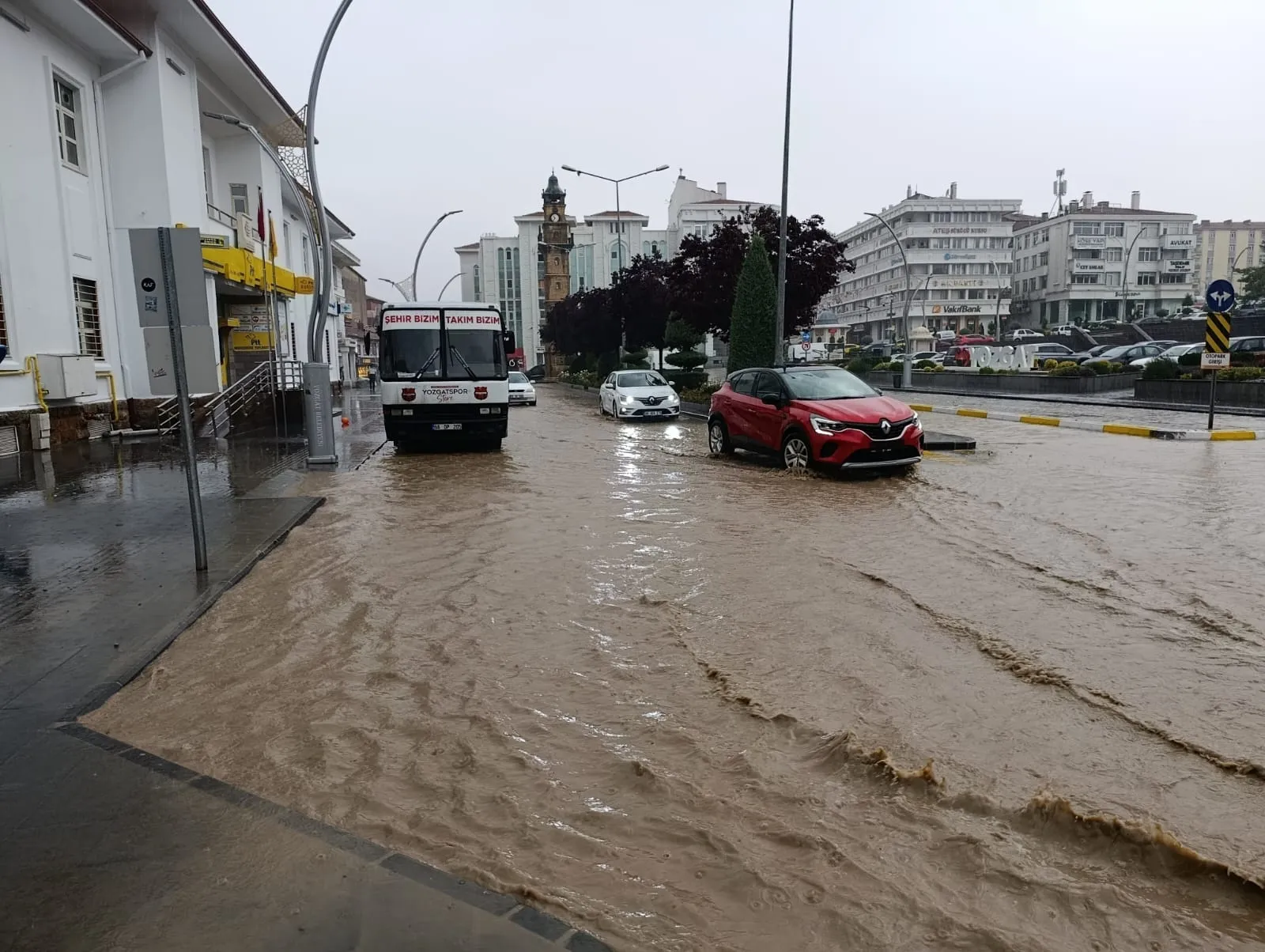 Yozgat'ta şiddetli yağış hayatı durdurdu