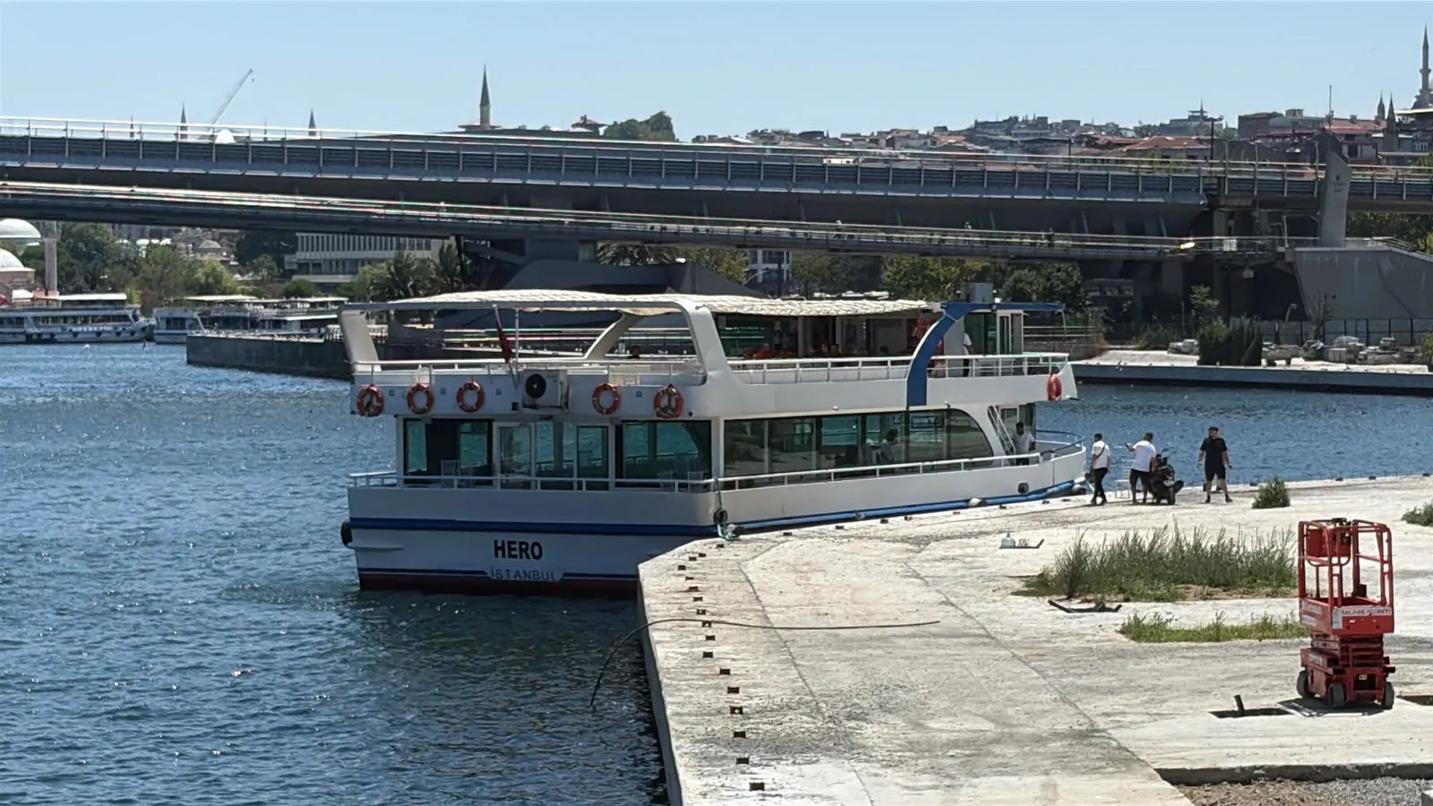 Haliç'te tur teknesi köprüye çarptı, bir çalışan denize düştü