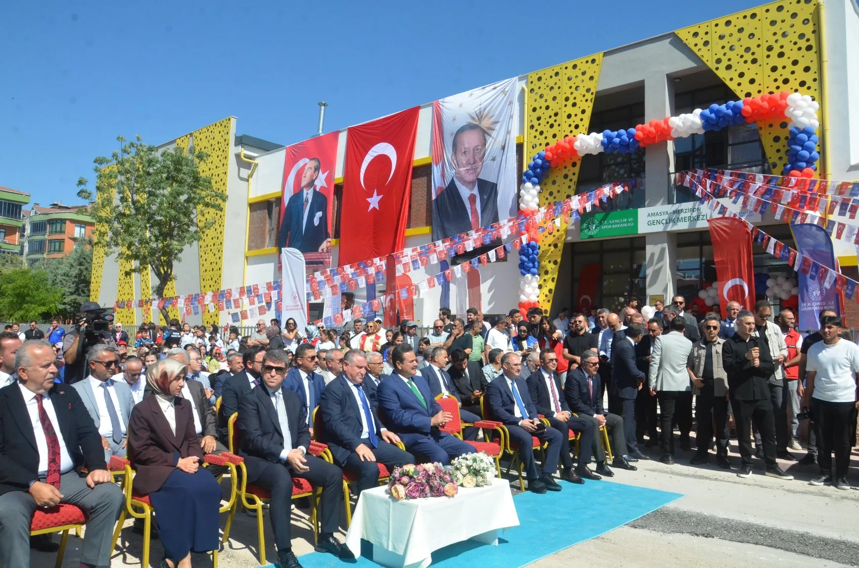 Bakan Bak Amasya'da yeni gençlik merkezlerini hizmete açtı