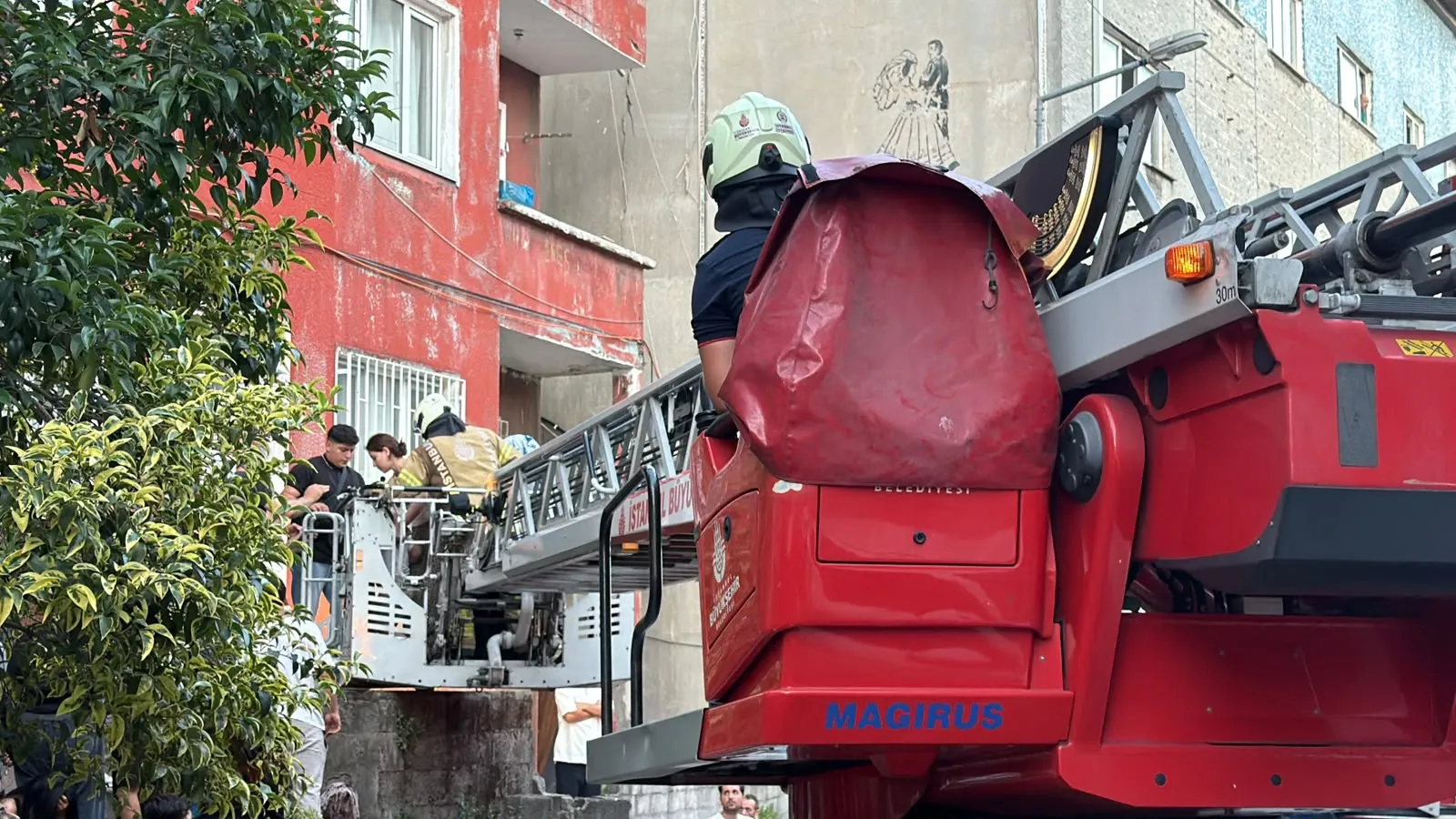 Kağıthane'de sabah saatlerinde apartman paniği