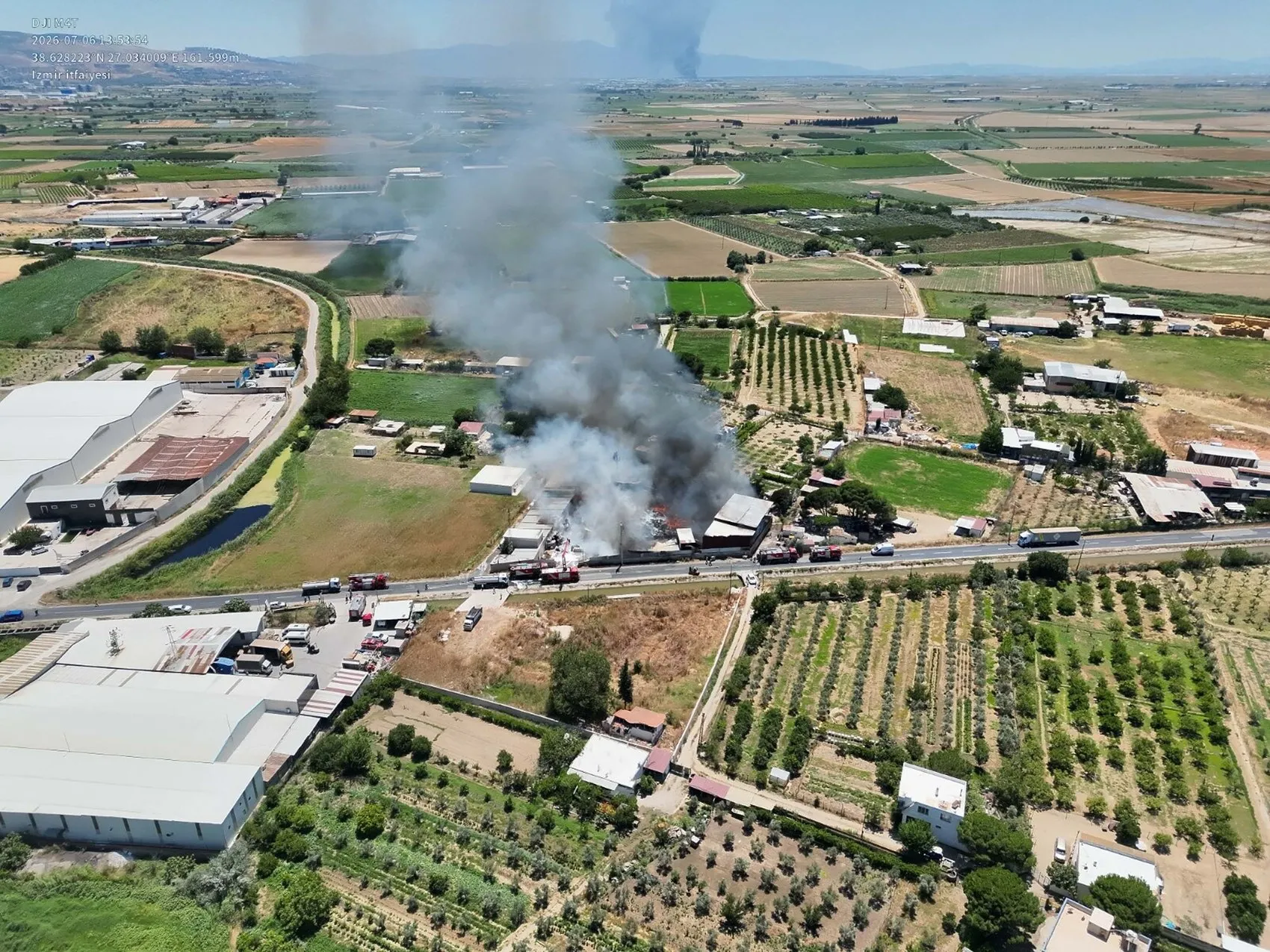 İzmir'de geri dönüşüm tesisini alevler sardı