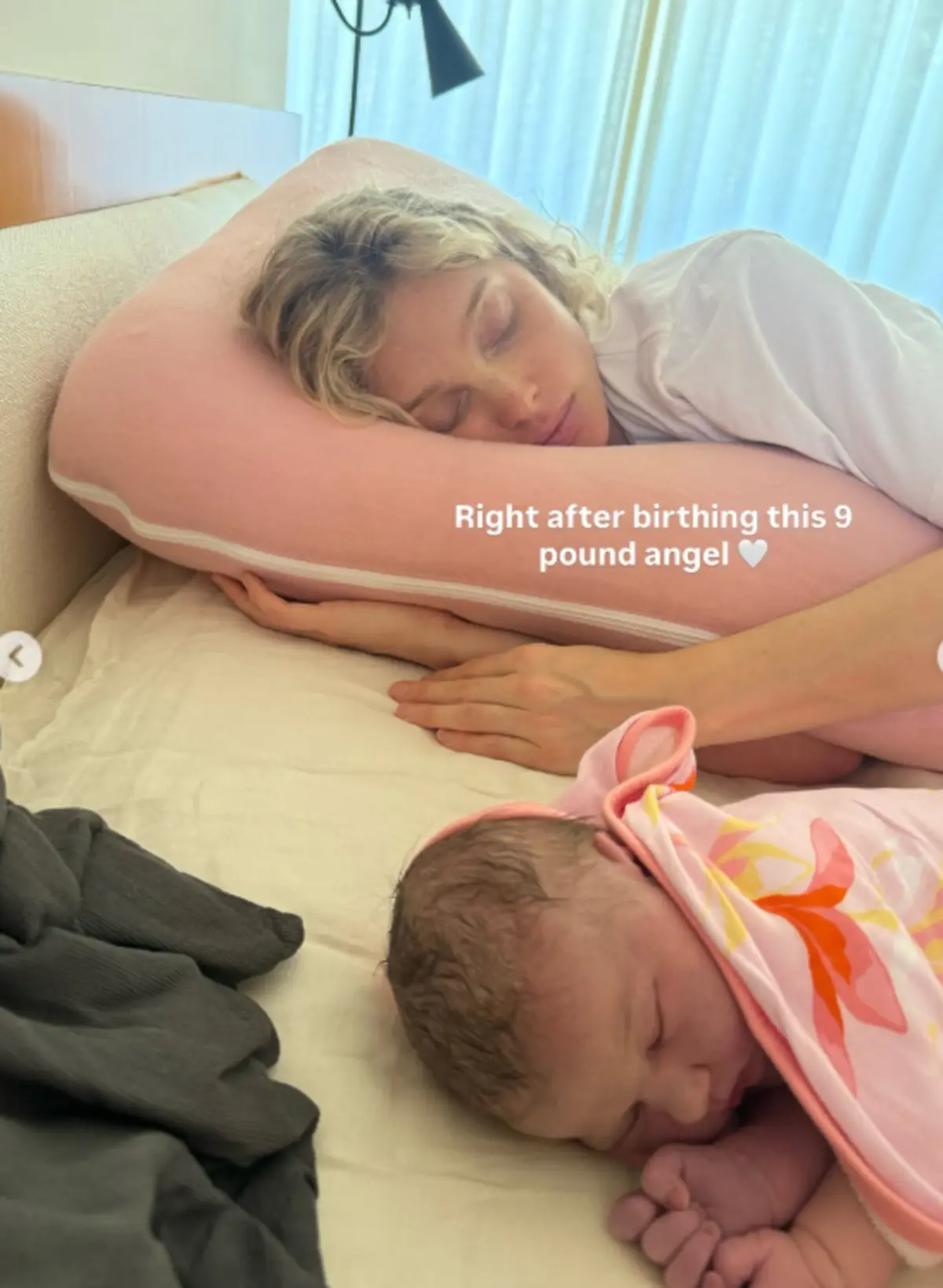 Elsa Hosk evinin bahçesinde suda doğum yaptı! 2