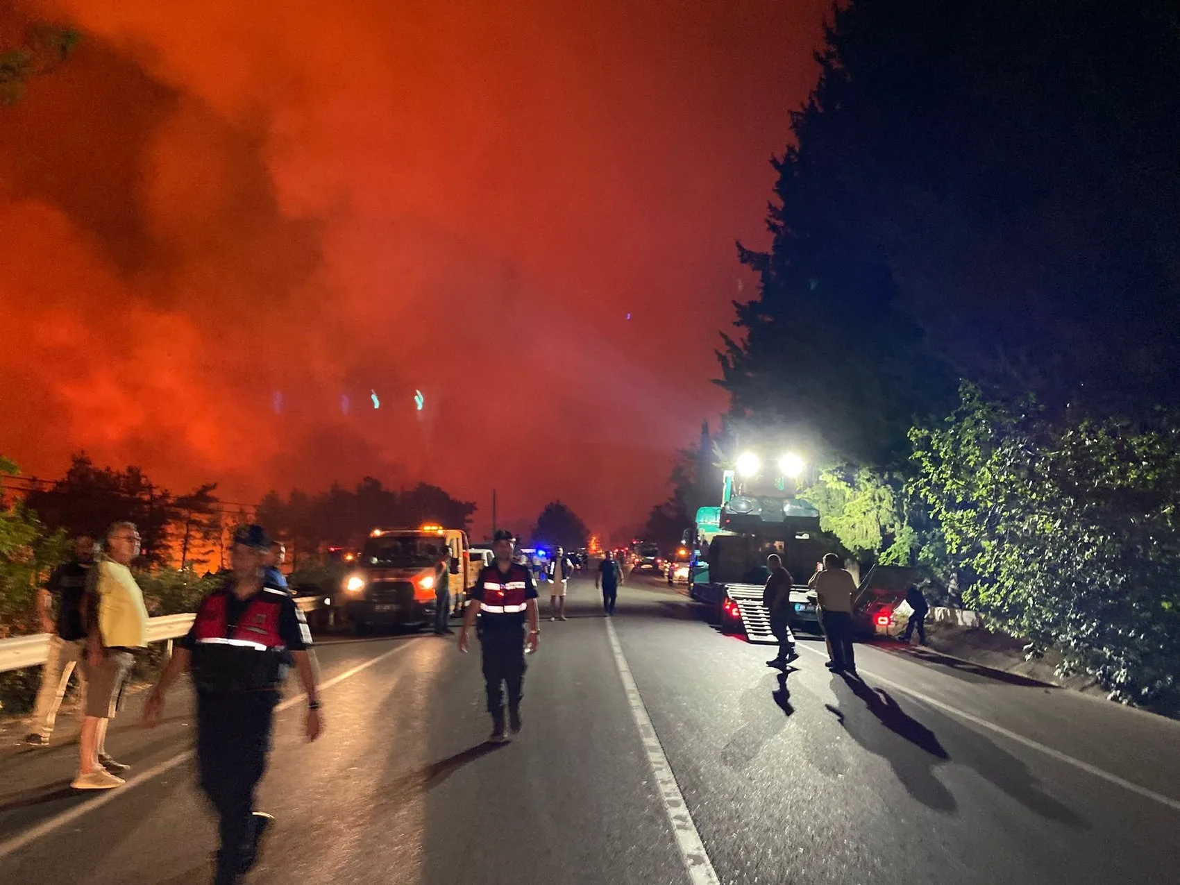 Fethiye ormanlarında gece yarısı yangın paniği