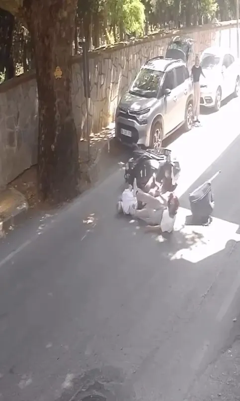 Bursa'da motosiklet sürücüsü yayaya çarpmamak için fren yapınca kaza yaşandı
