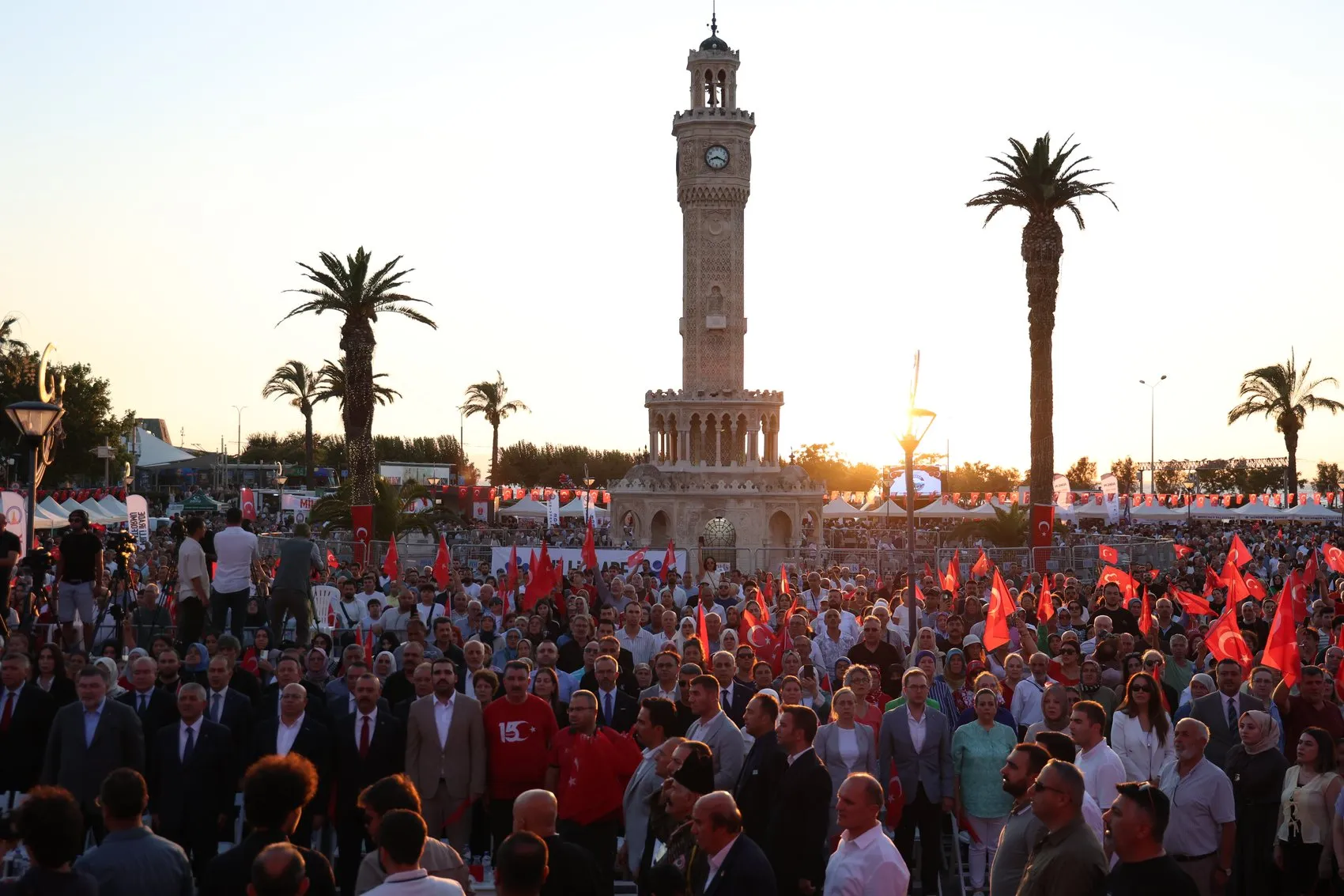 İzmir 15 Temmuz'un yıl dönümünde Konak'ta buluştu