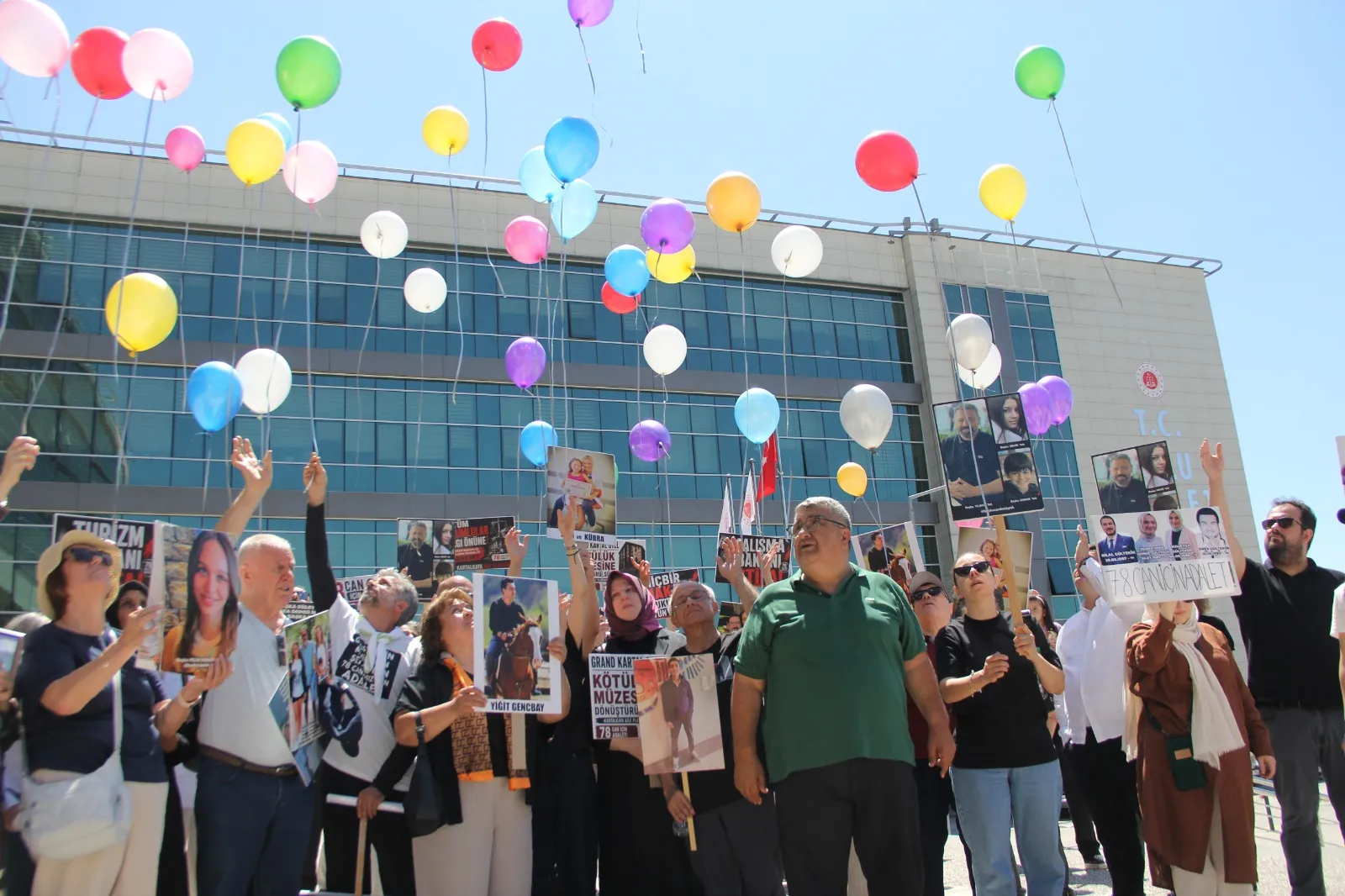 78 canın yasını tutan aileler adalet için Ankara yolunda