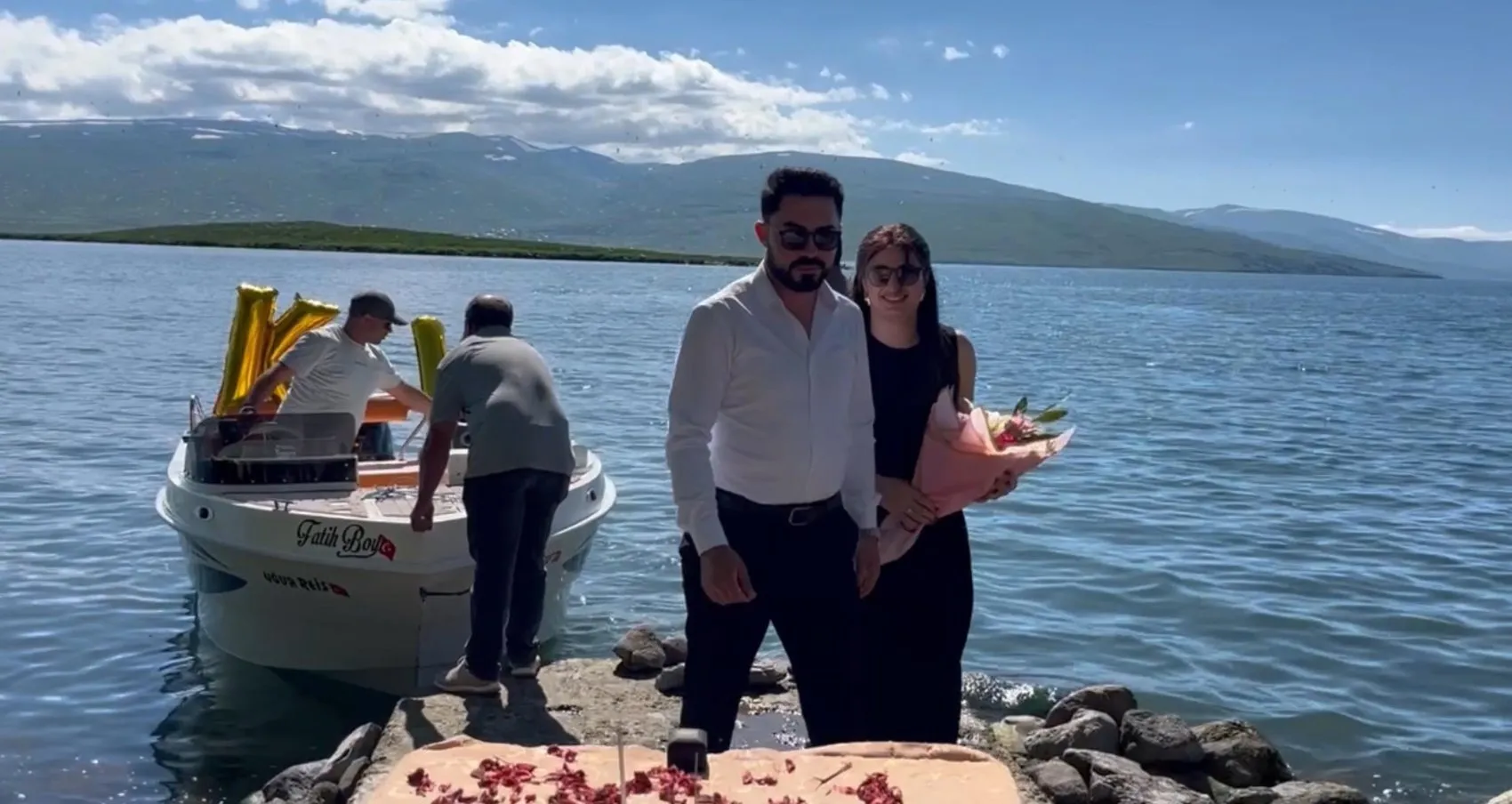 Çıldır Gölü’nün ortasında sürpriz evlilik teklifi