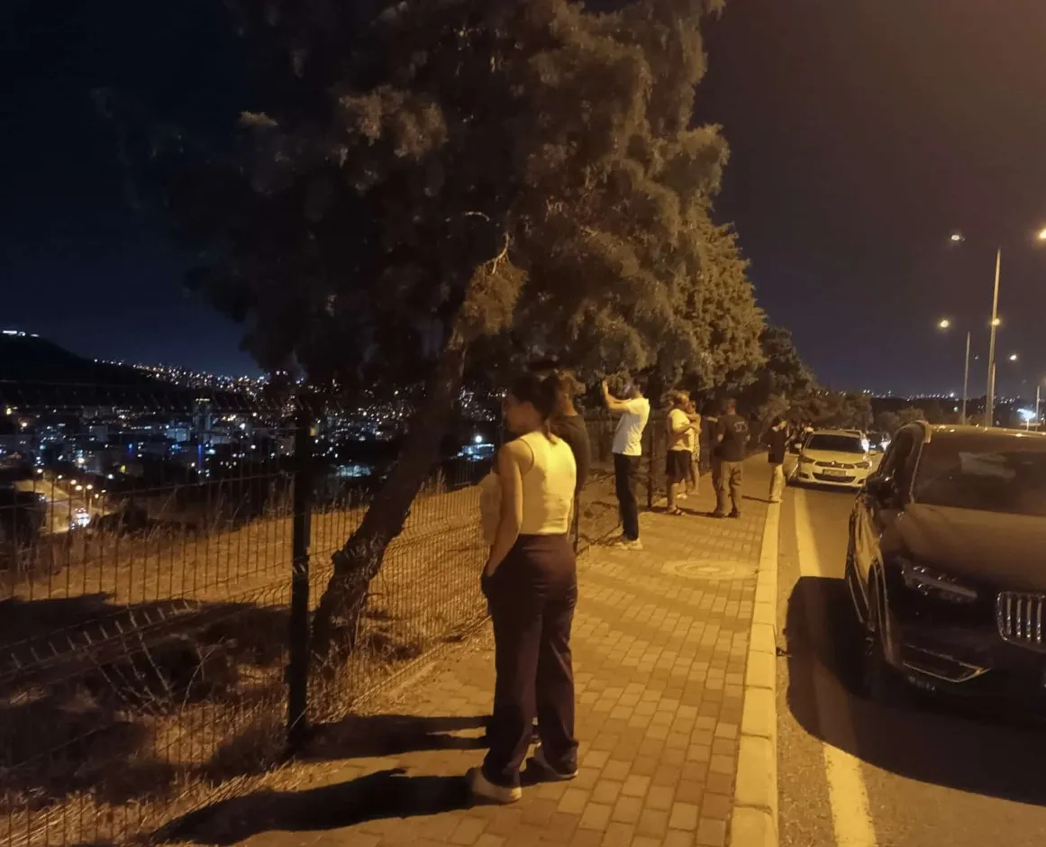 İzmir'de yerleşim yerlerini tehdit eden yangın kontrol altına alındı