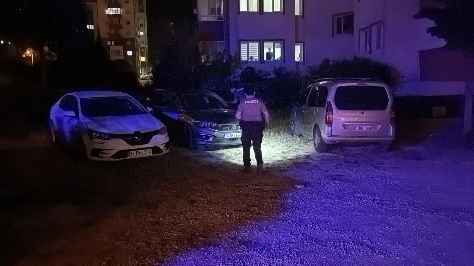 Eskişehir’de sahte plakalı araçla kaçan şüpheliler bekçiyi yaraladı