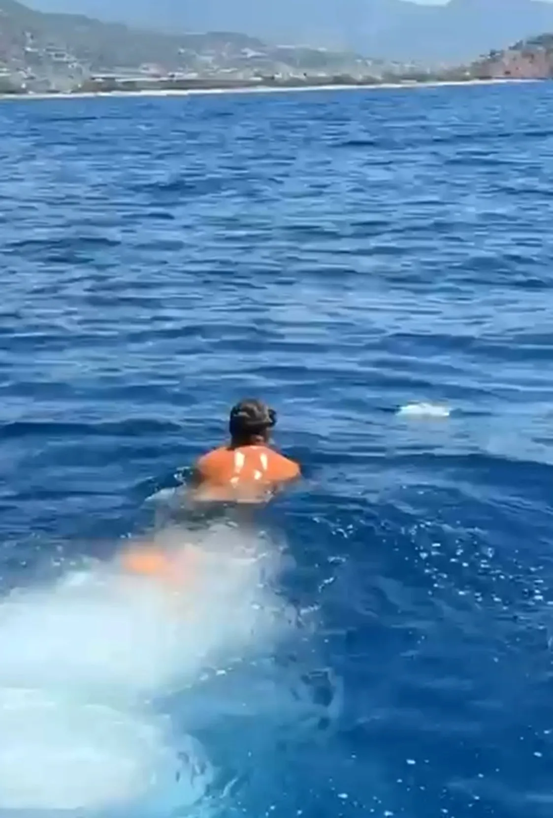 Alanya açıklarında tur teknesi kaptanından örnek kurtarma operasyonu