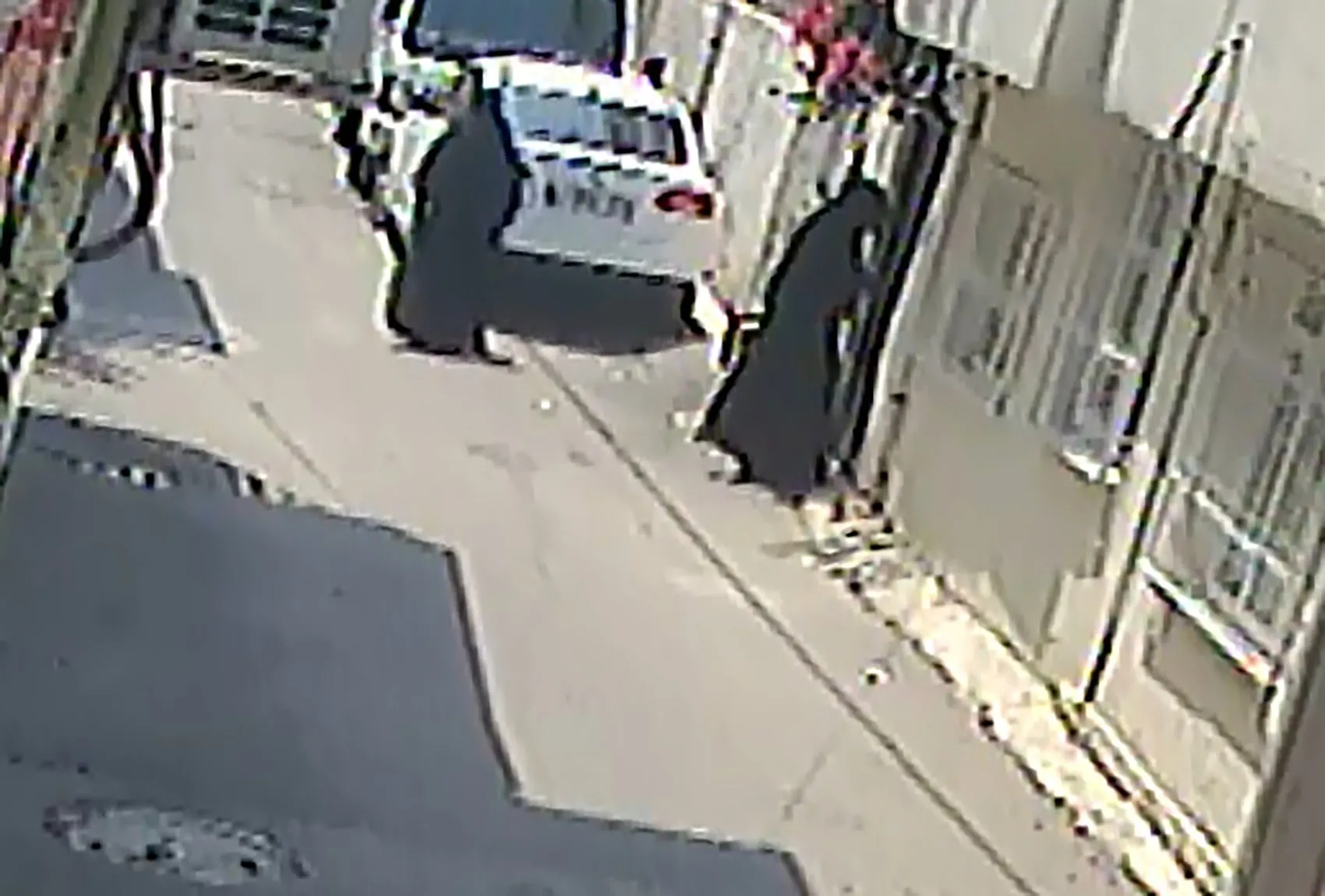 Adana'da çarşaflı hırsızlık şüphelileri güvenlik kamerasına yakalandı