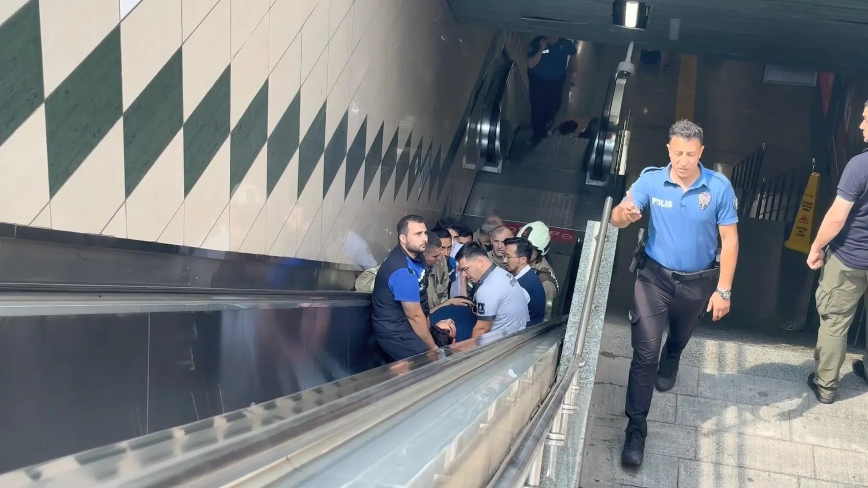 Gayrettepe Metro İstasyonu’nda raylara düşen genç kurtarıldı