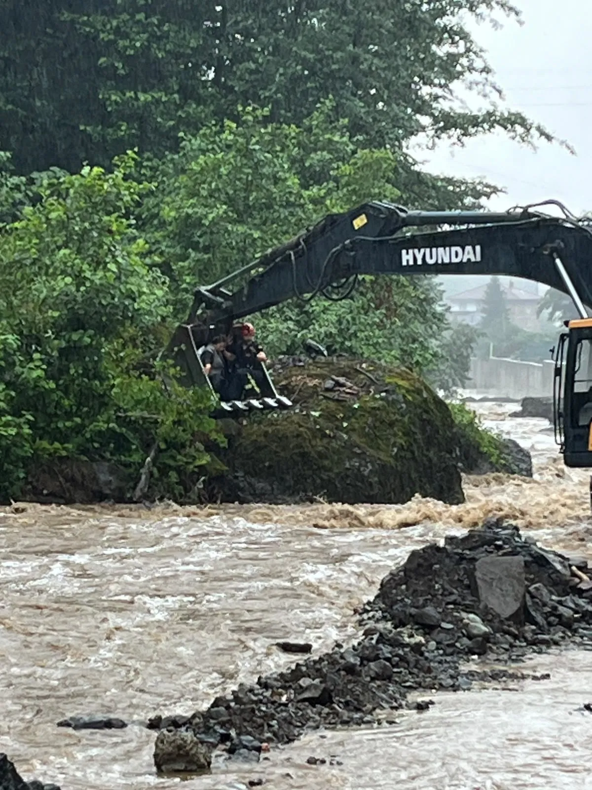 Rize’de çay bahçesinde mahsur kalan vatandaşı kepçe kurtardı