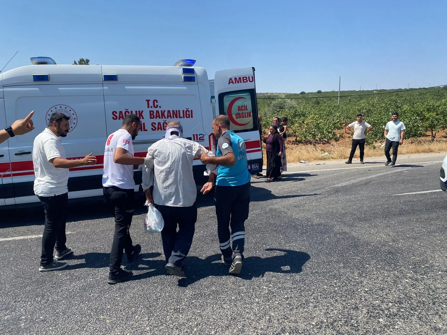 Şanlıurfa yolunda dikkatsizlik 12 kişiyi hastanelik etti